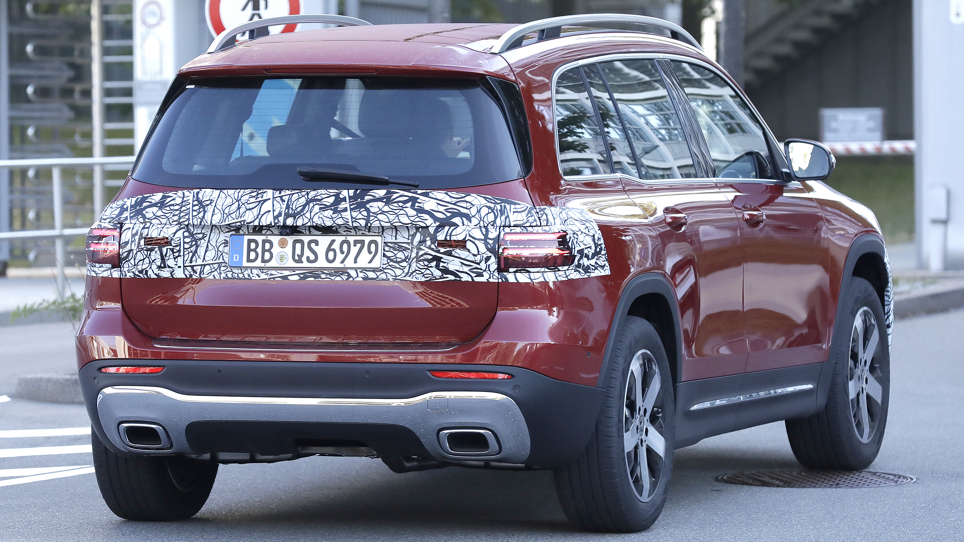 Mercedes GLB facelift (camouflaged red) - rear