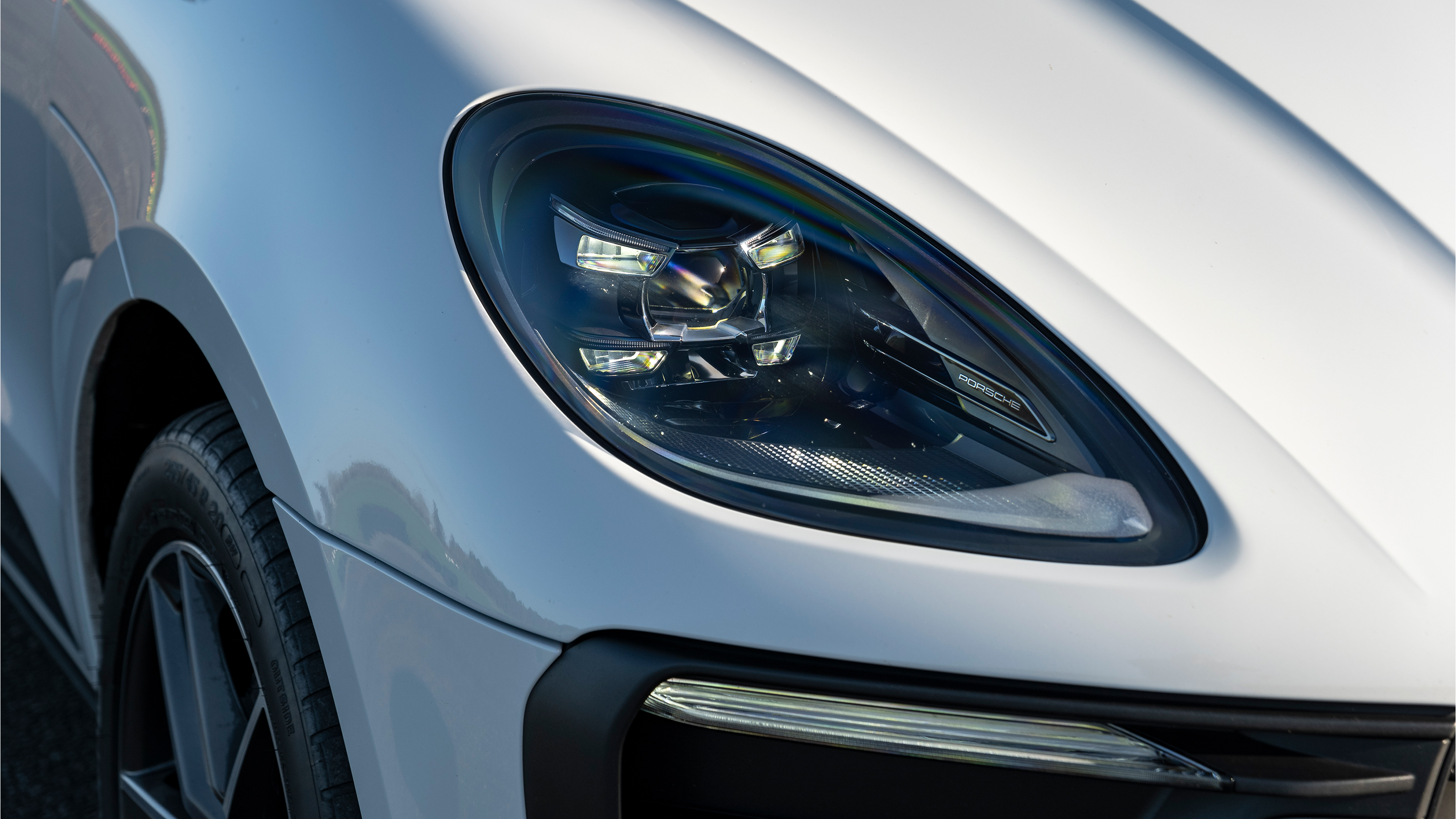 Porsche Macan T - headlight
