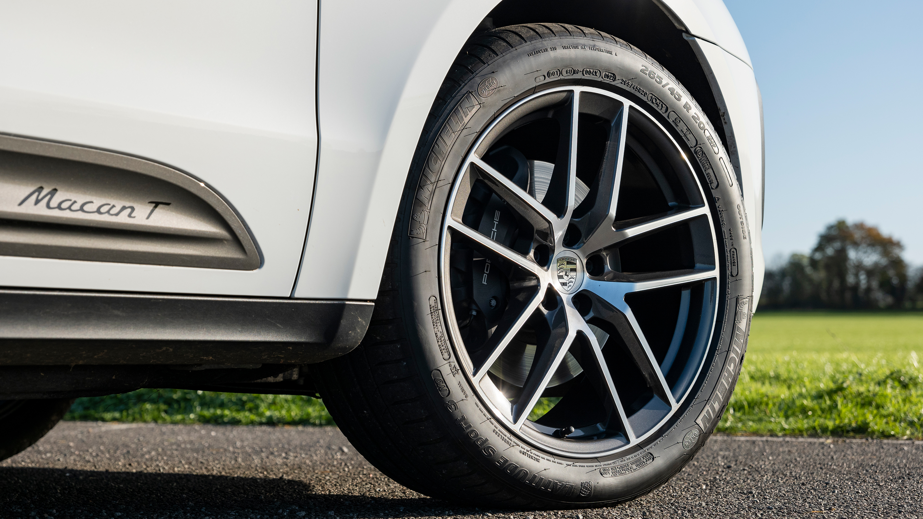 Porsche Macan T - front o/s wheel
