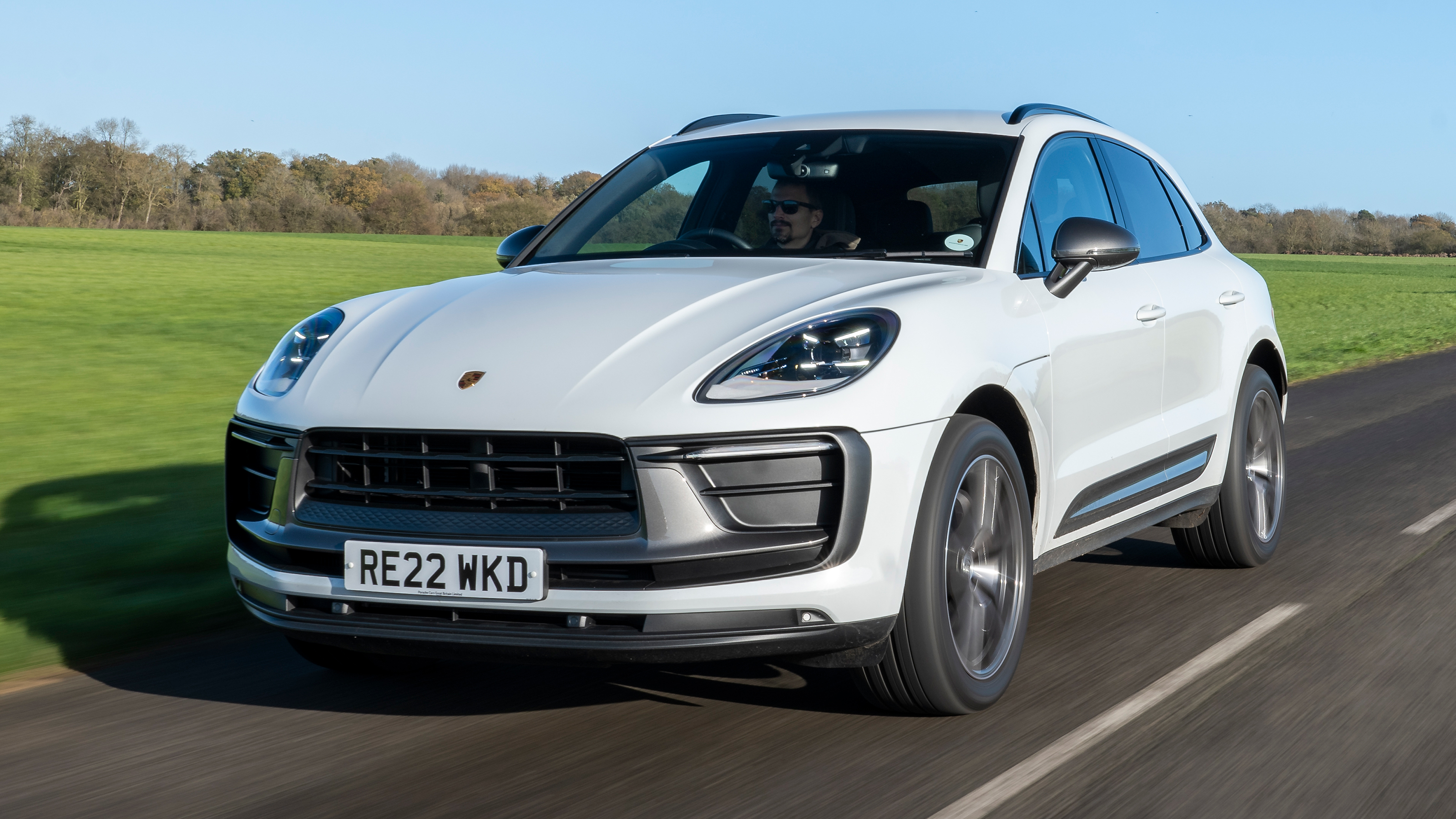 Porsche Macan T - front tracking