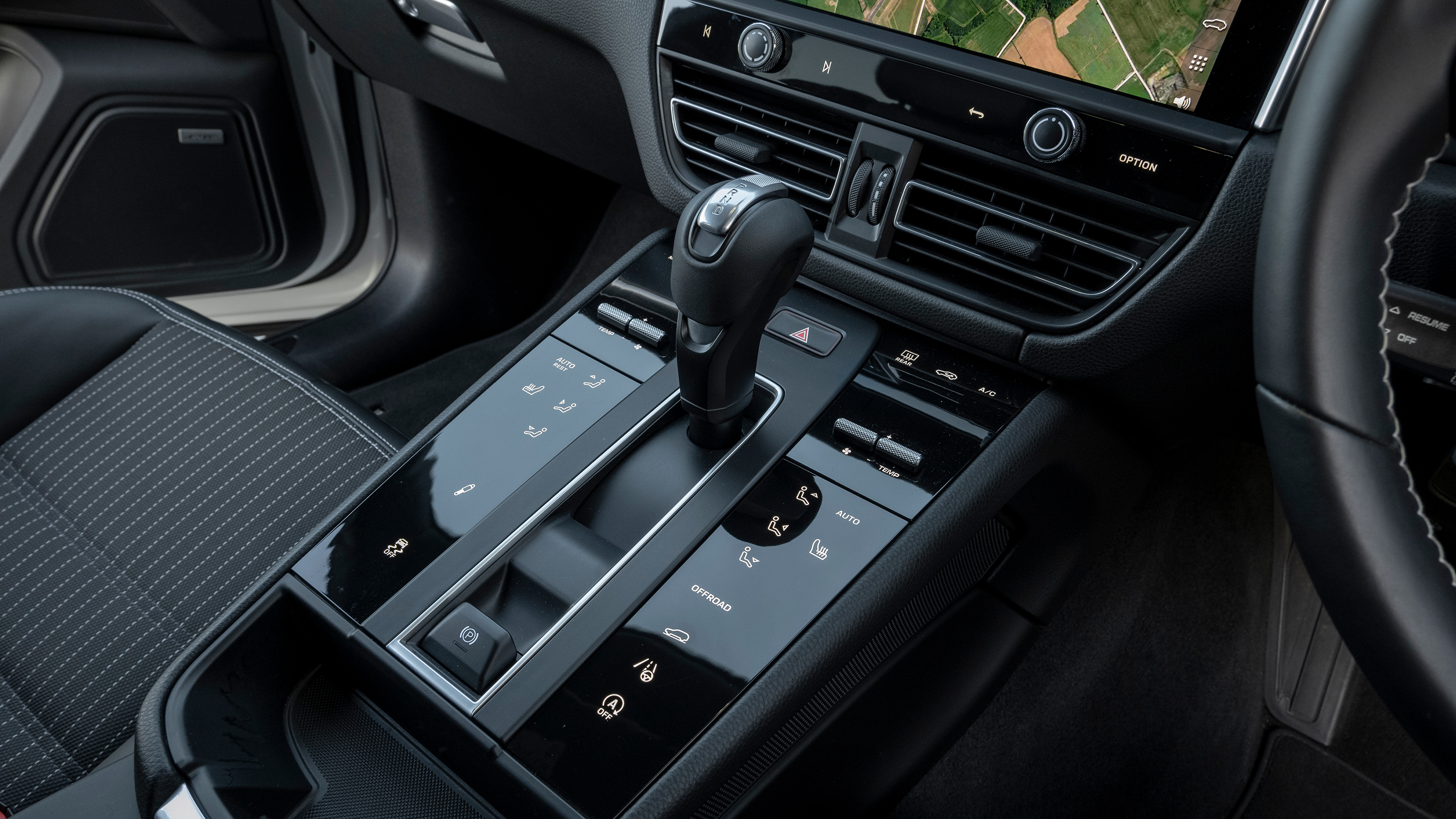 Porsche Macan T - gear selector