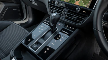 Porsche Macan T - gear selector