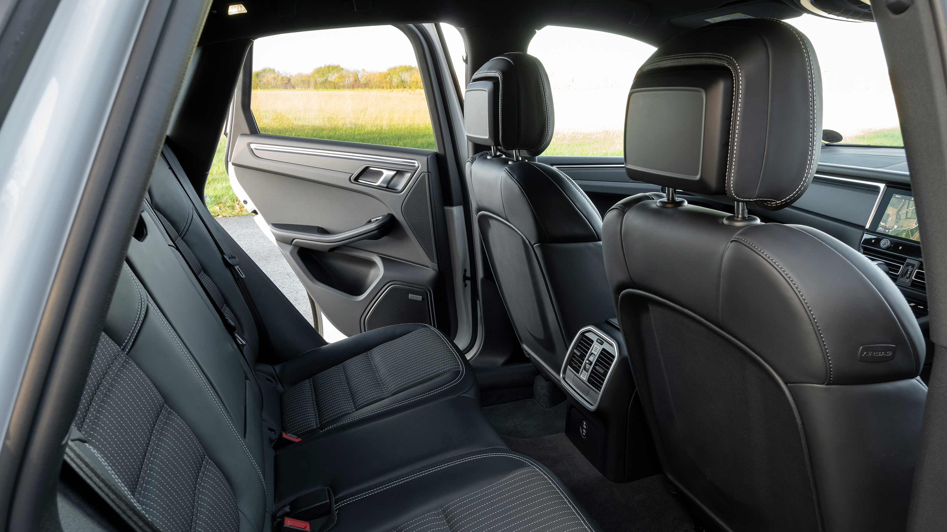 Porsche Macan T - rear seats
