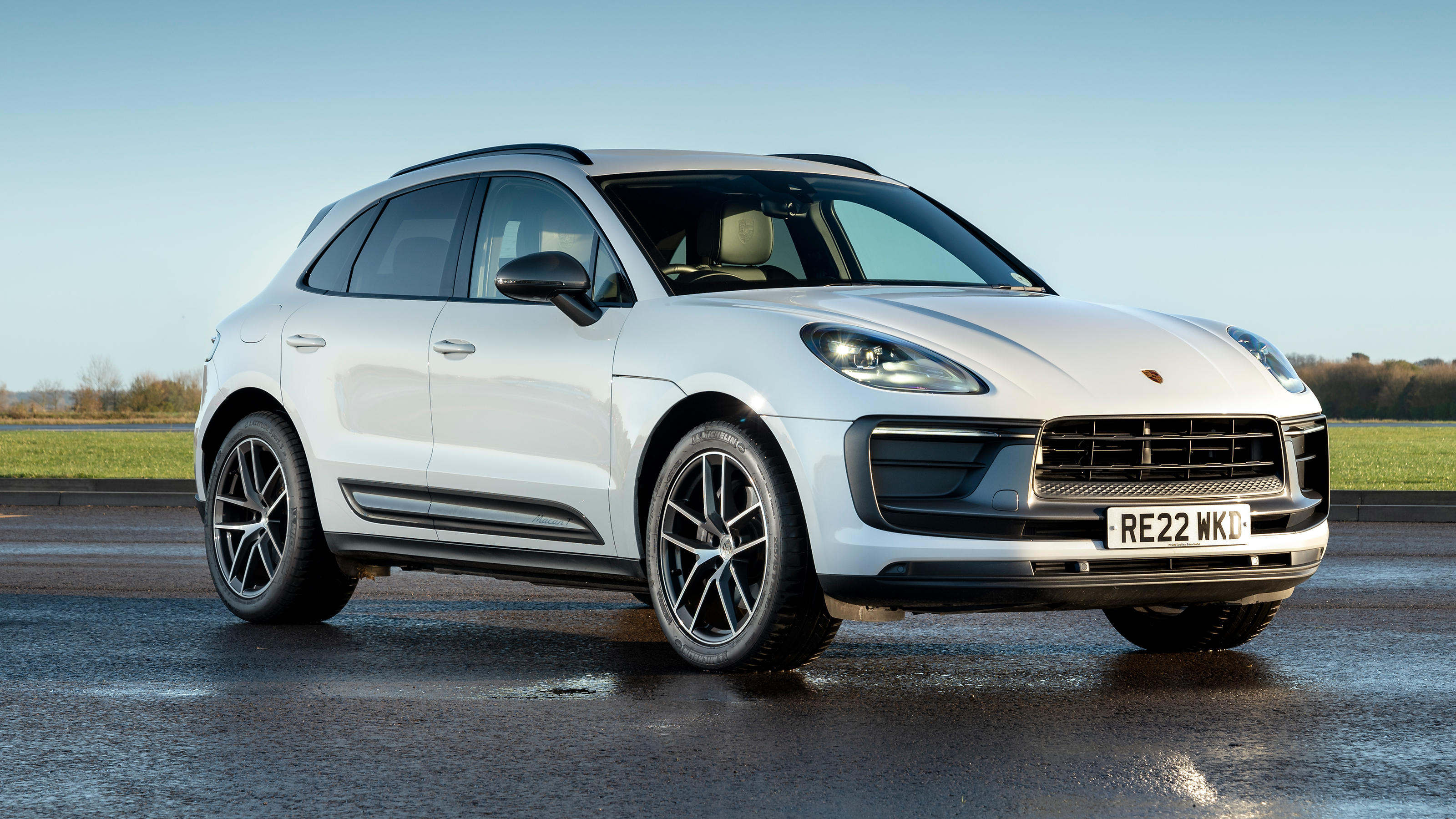 Porsche Macan T - front static