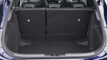 Toyota Corolla facelift - boot seats down