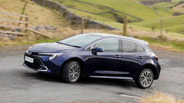 Toyota Corolla facelift - front cornering