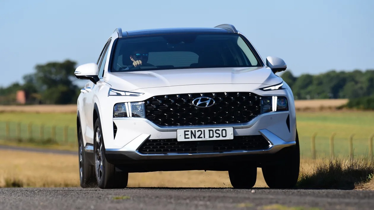 Used Hyundai Santa Fe Mk4 - front cornering