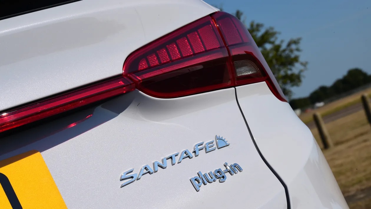 Used Hyundai Santa Fe Mk4 - rear badge