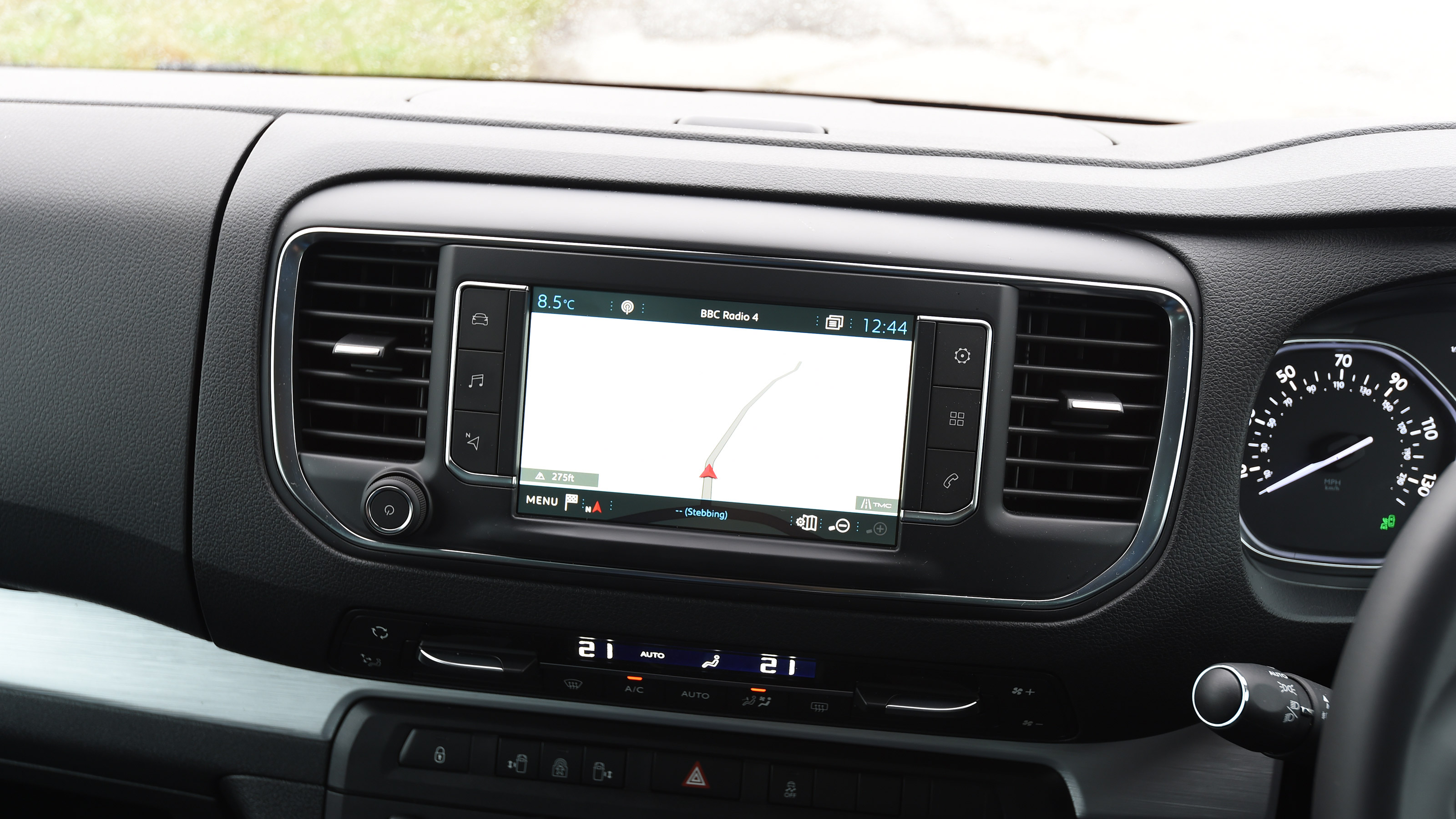 Used Peugeot Traveller - infotainment