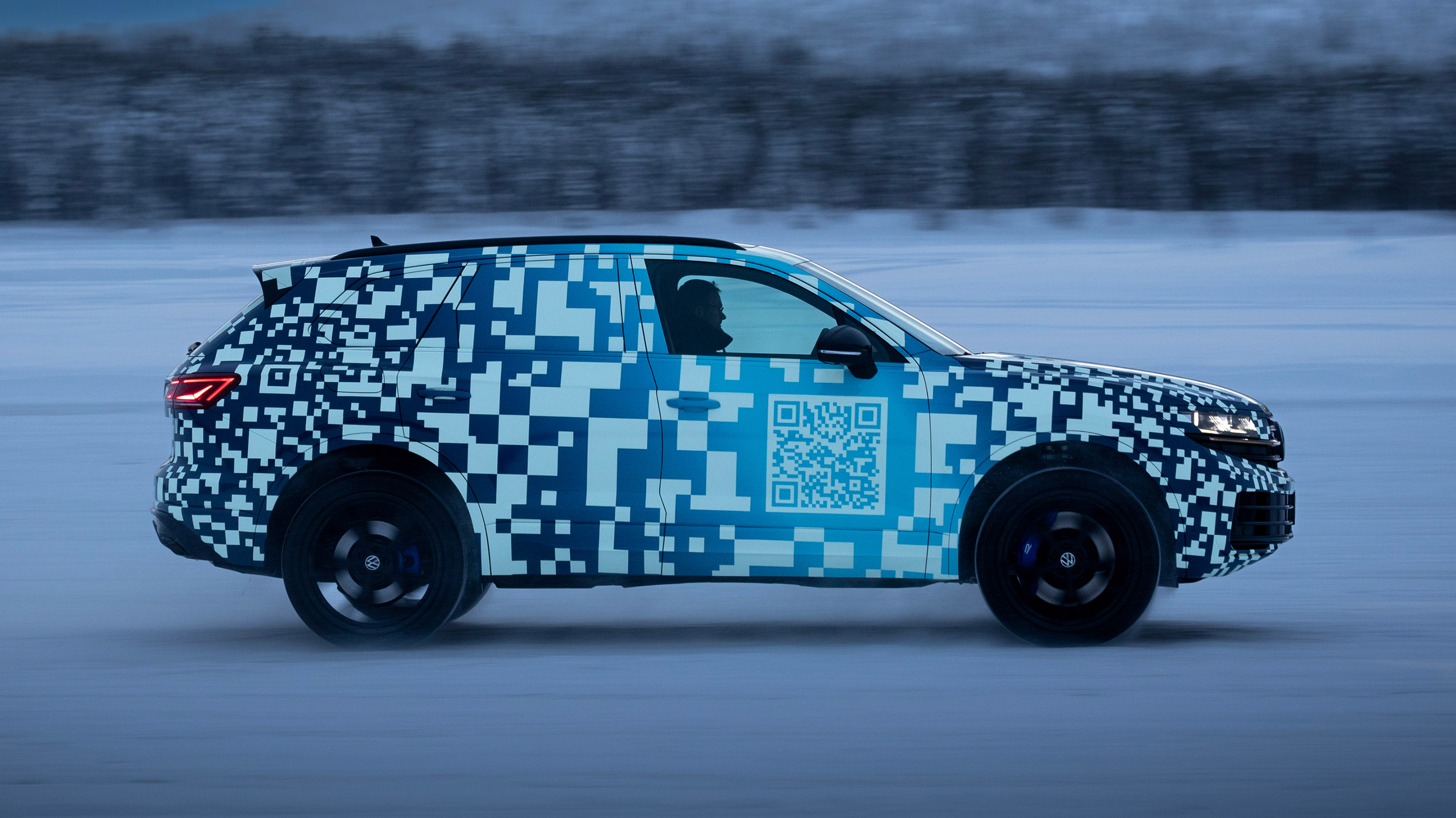 Volkswagen Touareg camouflaged - side