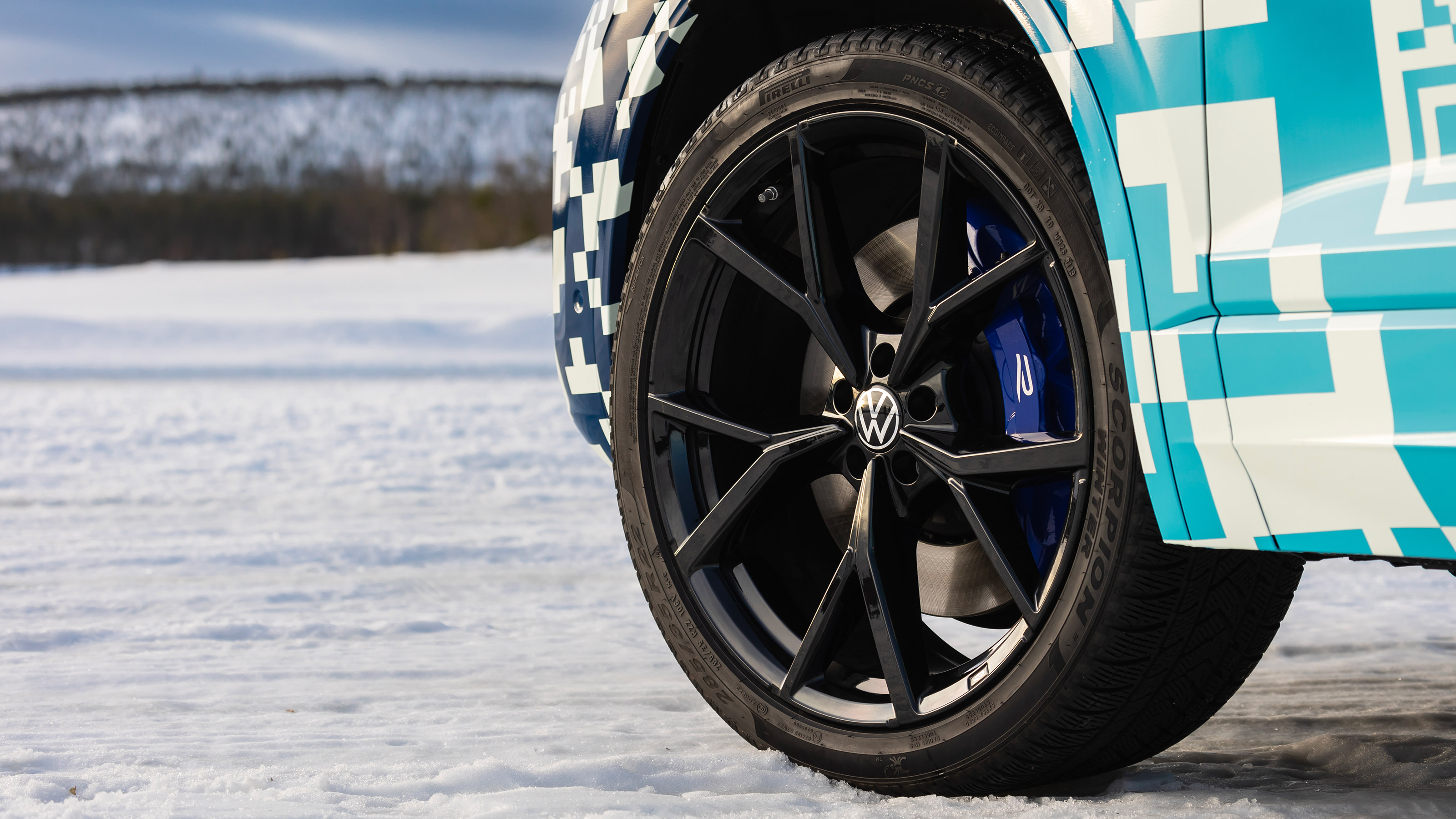 Volkswagen Touareg camouflaged - wheel