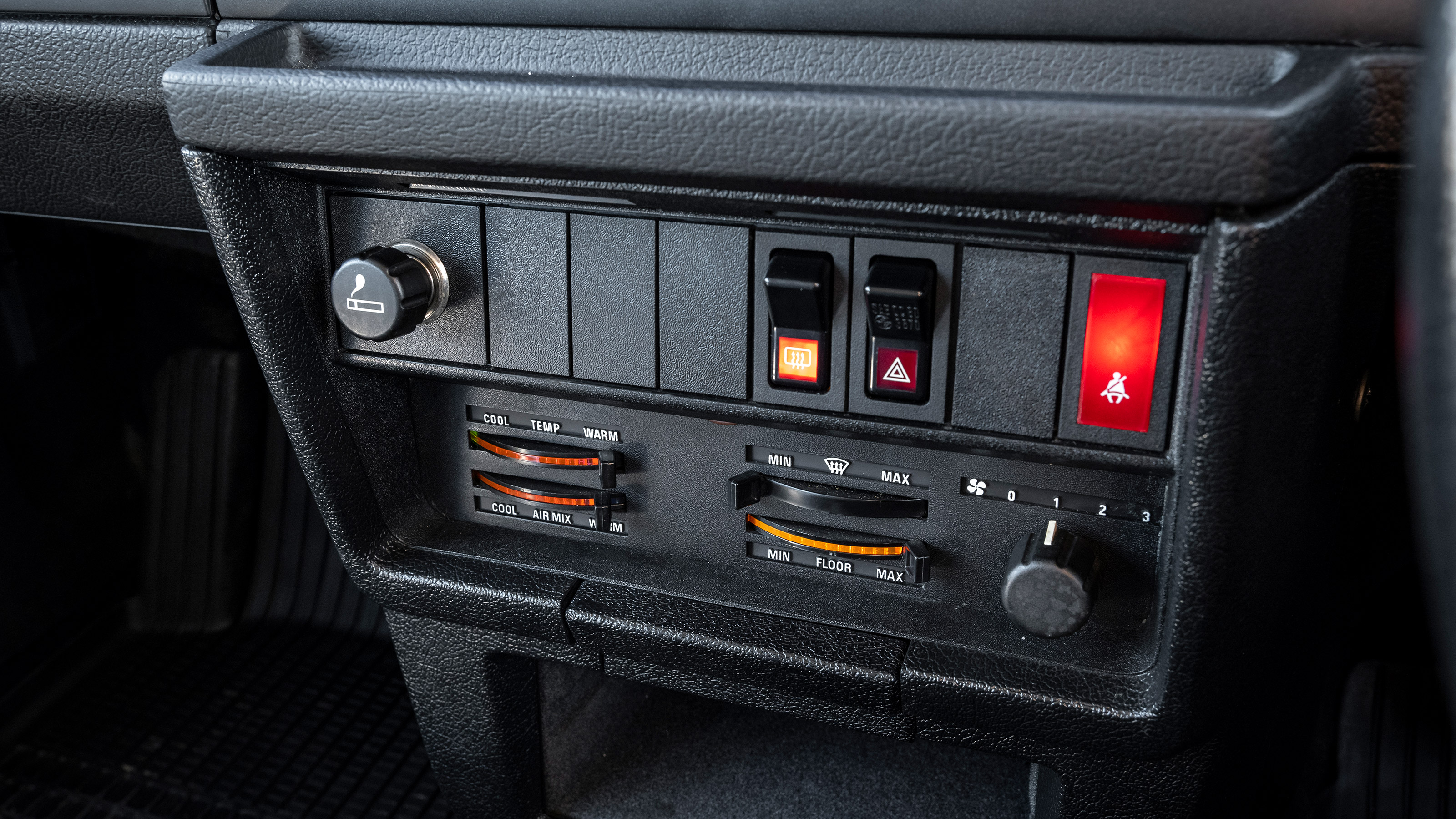 Volvo 240 - centre console