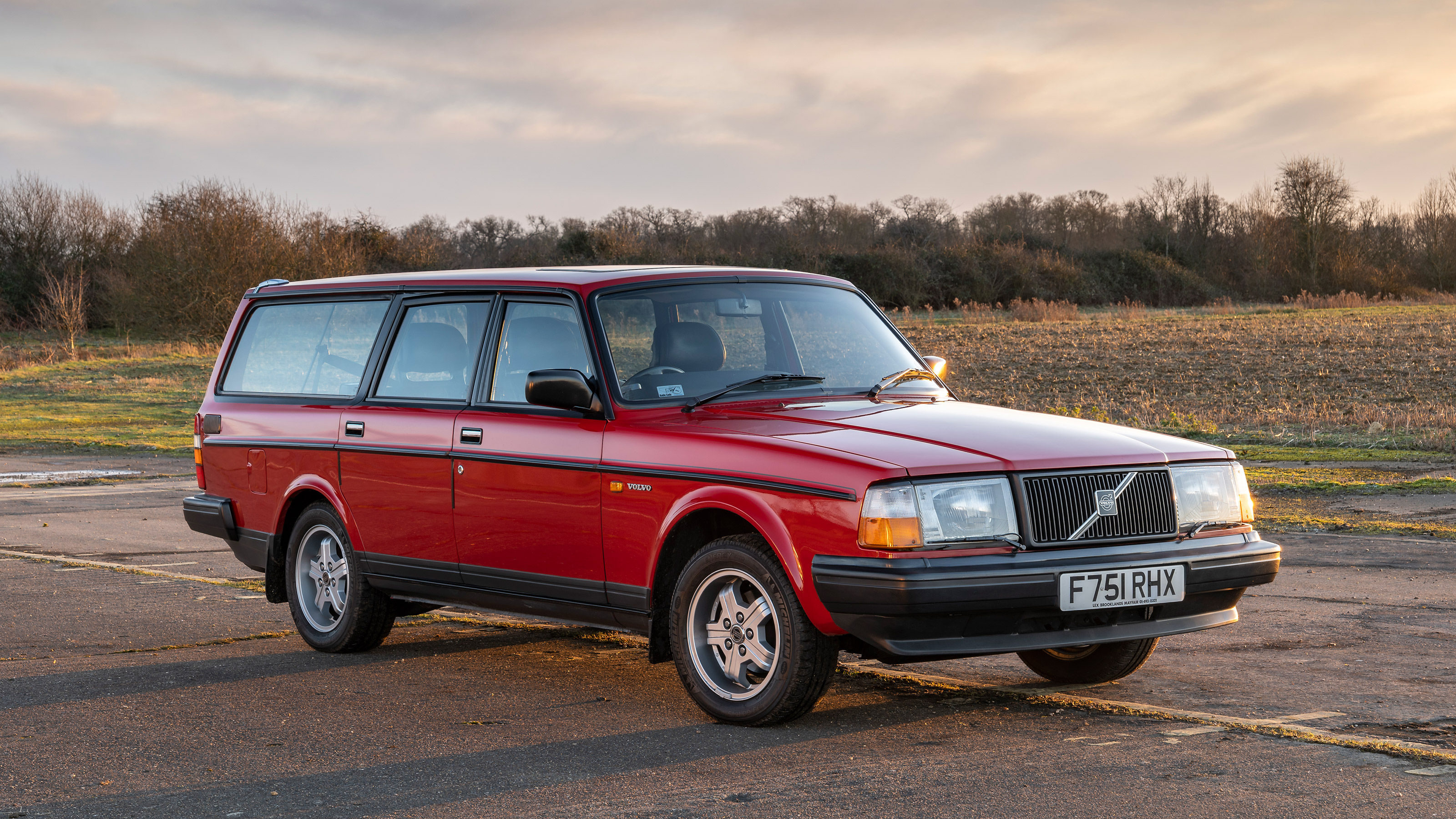 Volvo 240 - front static