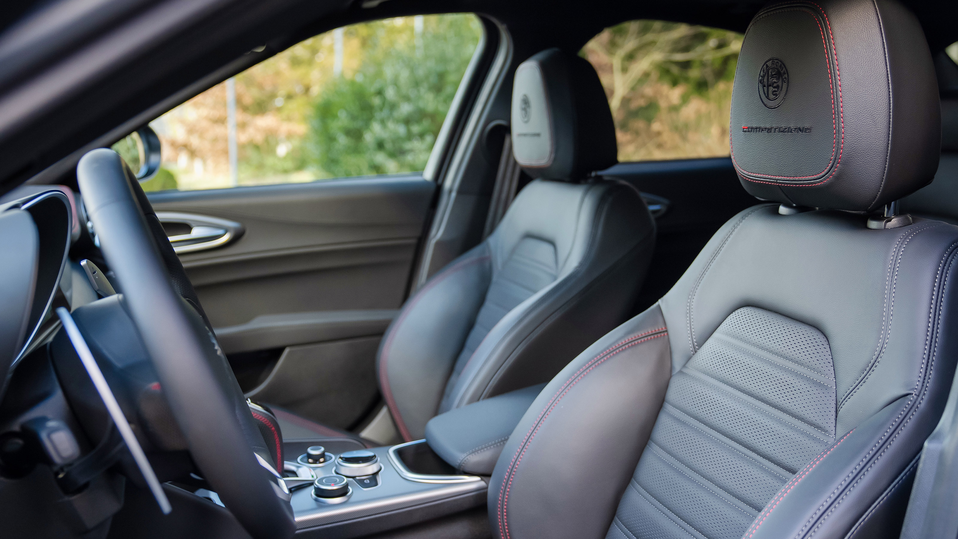 Alfa Romeo Giulia - front seats