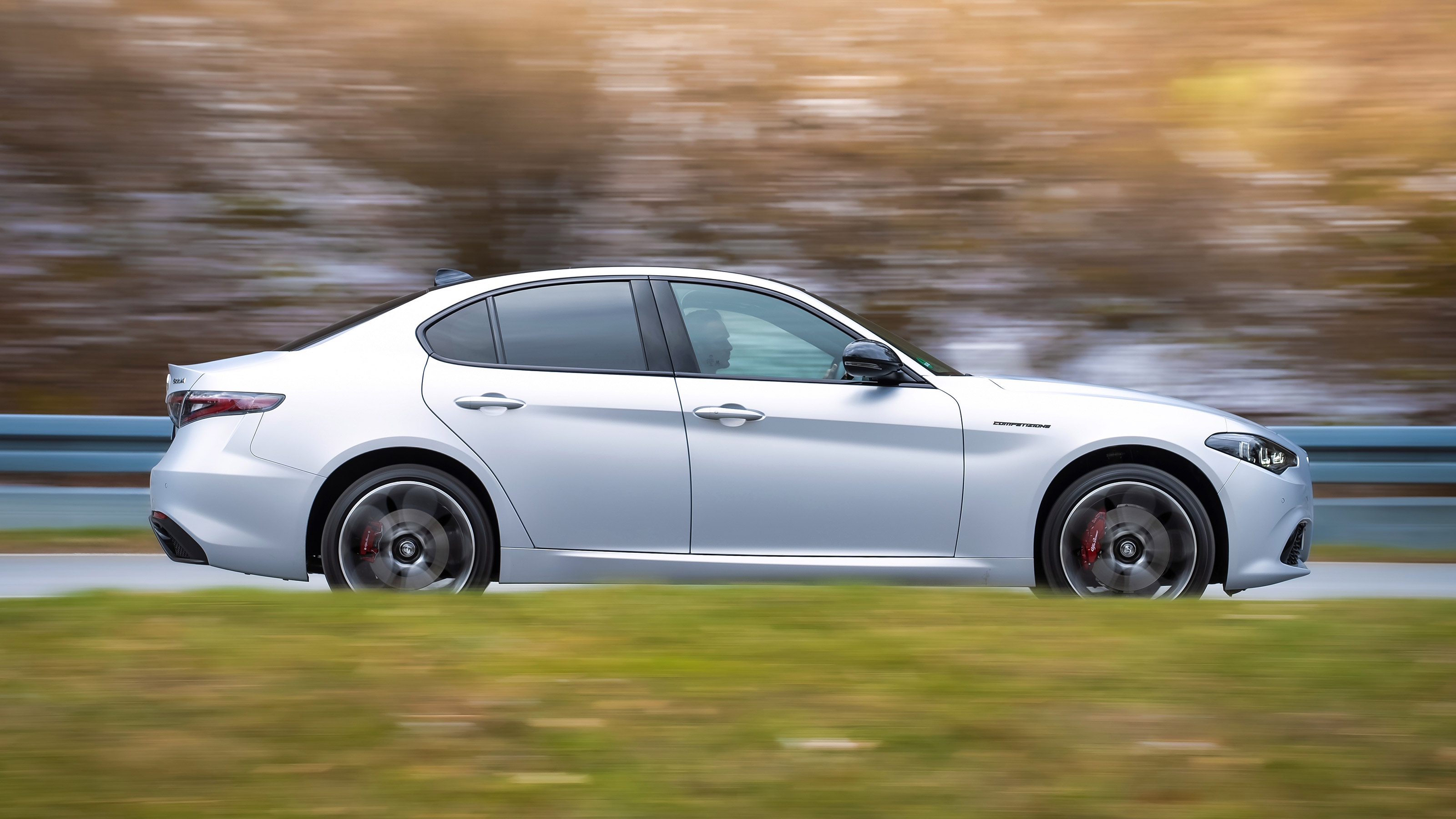 Alfa Romeo Giulia - side