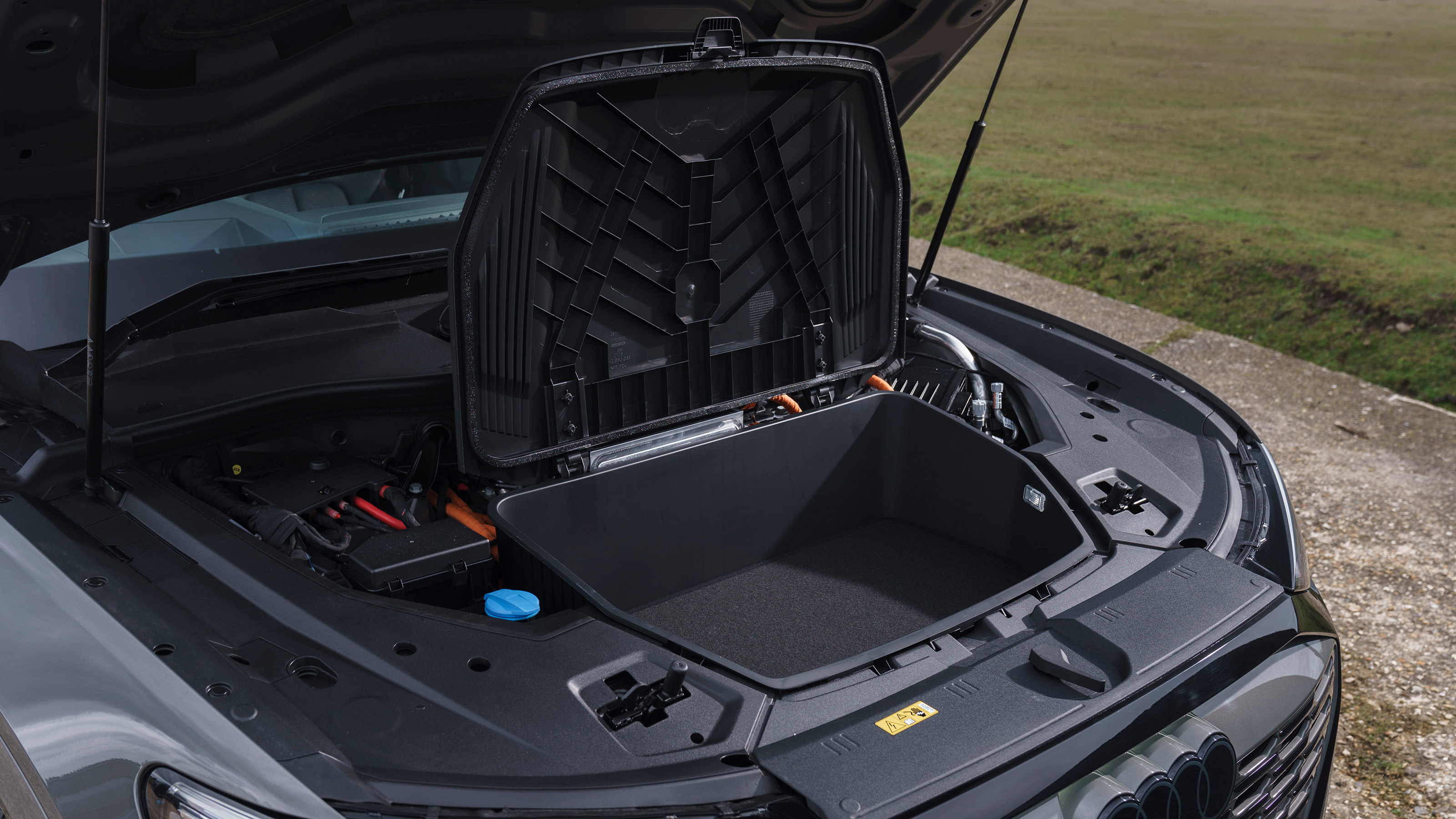 Audi Q8 e-tron - front storage