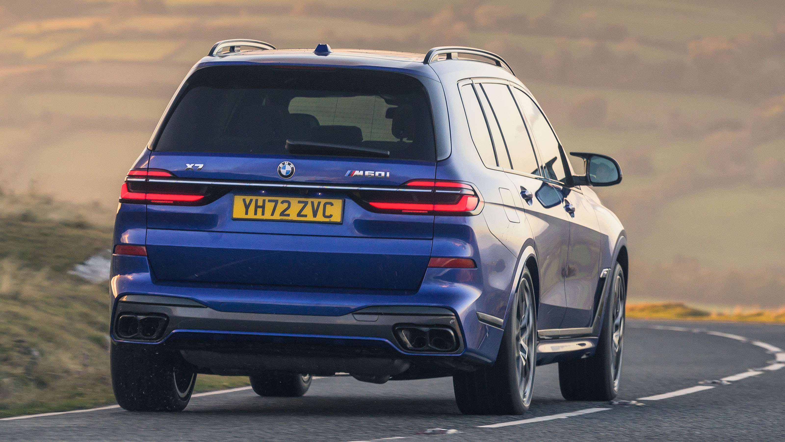 BMW X7 M60i xDrive - rear tracking