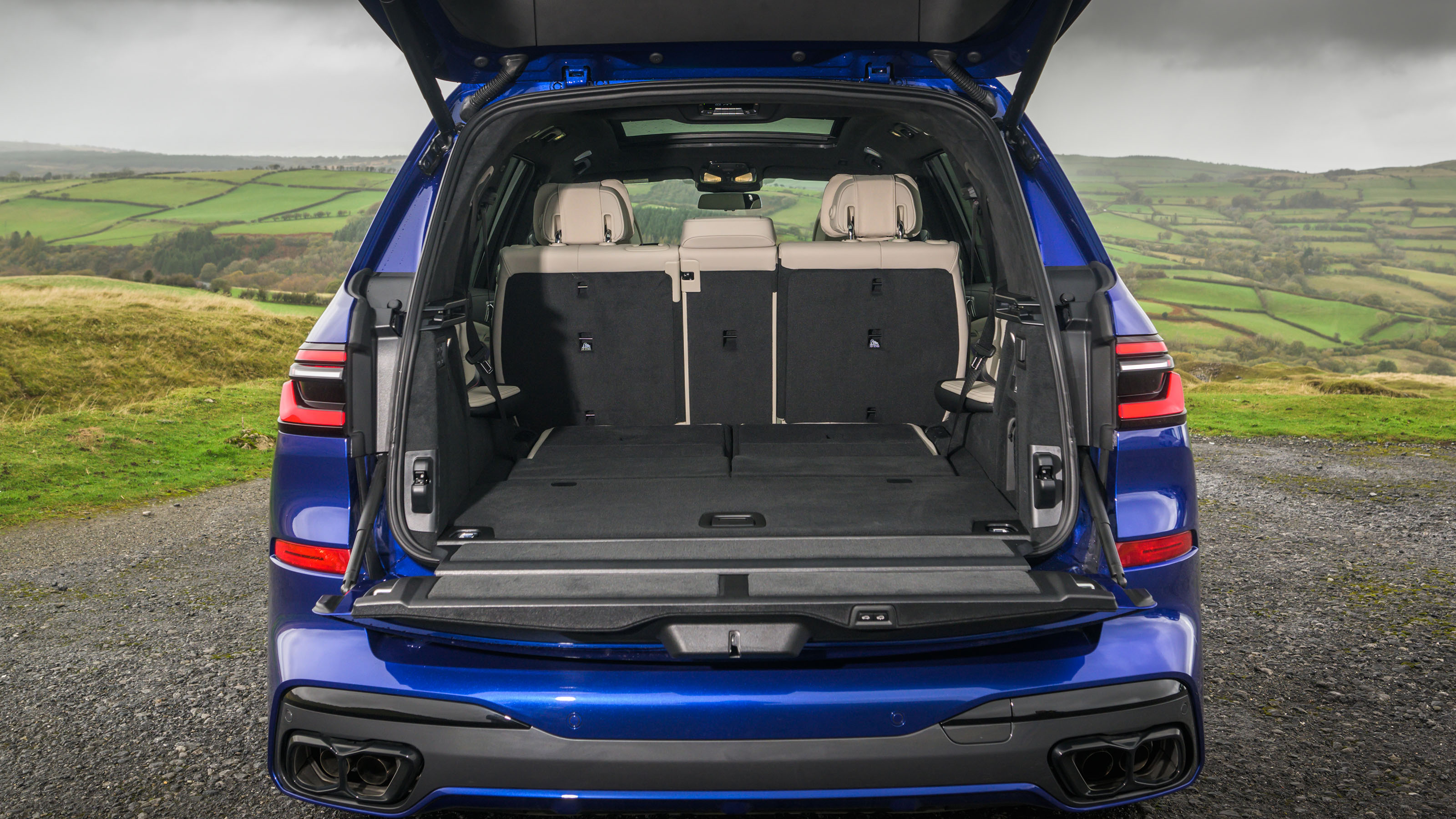 BMW X7 M60i xDrive - boot space