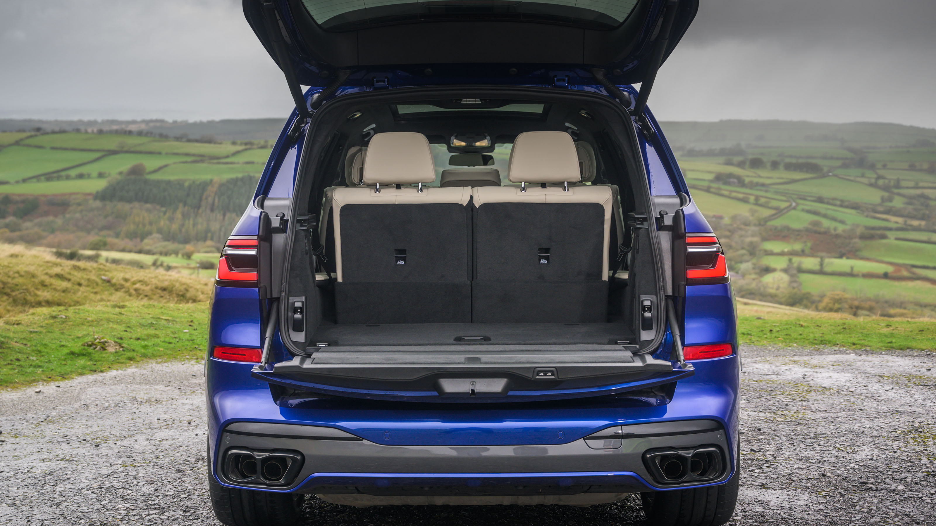 BMW X7 M60i xDrive - boot space