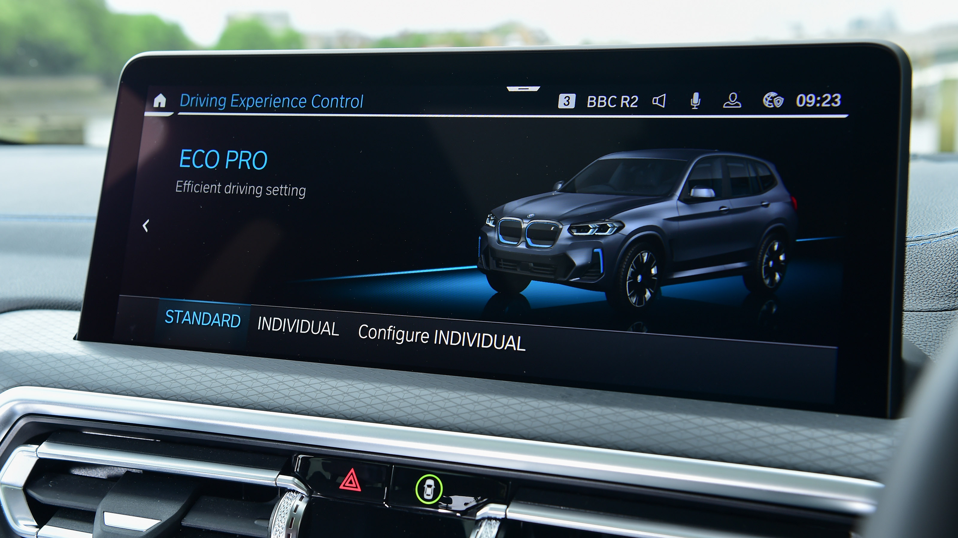 BMW iX3 M Sport Pro - touchscreen