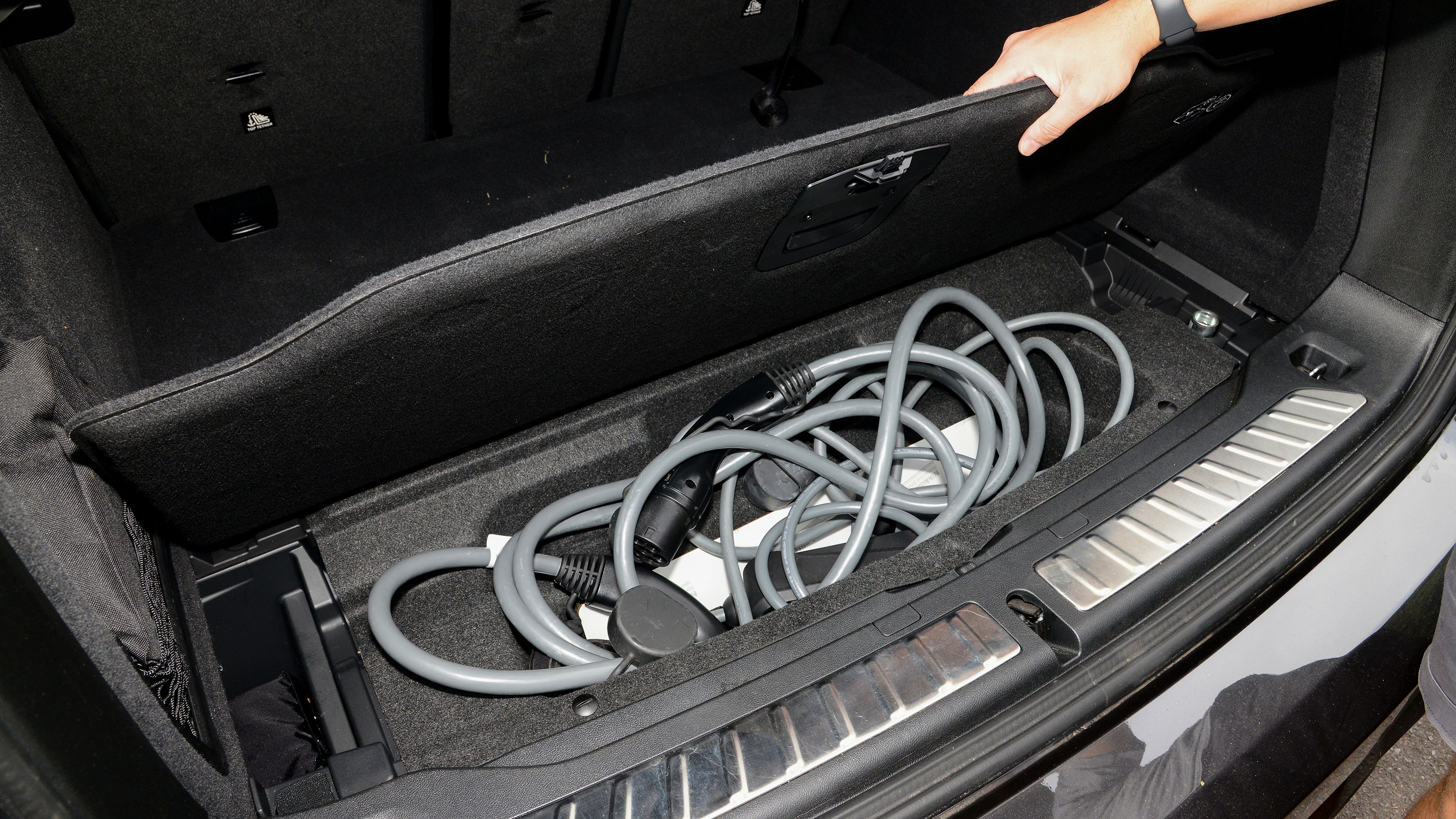 BMW iX3 M Sport Pro - underfloor storage