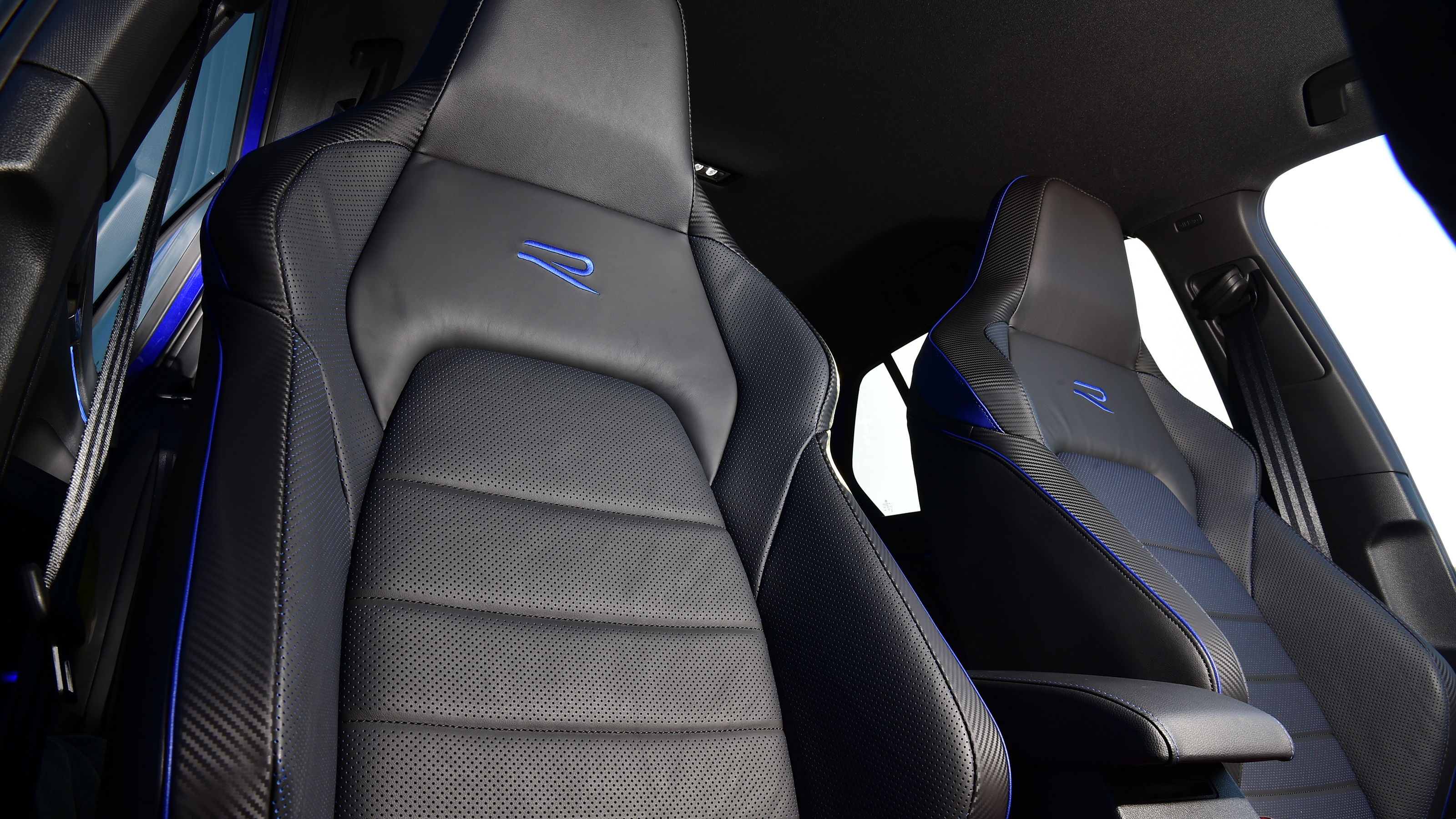 Volkswagen Golf R 20 Years - front seats