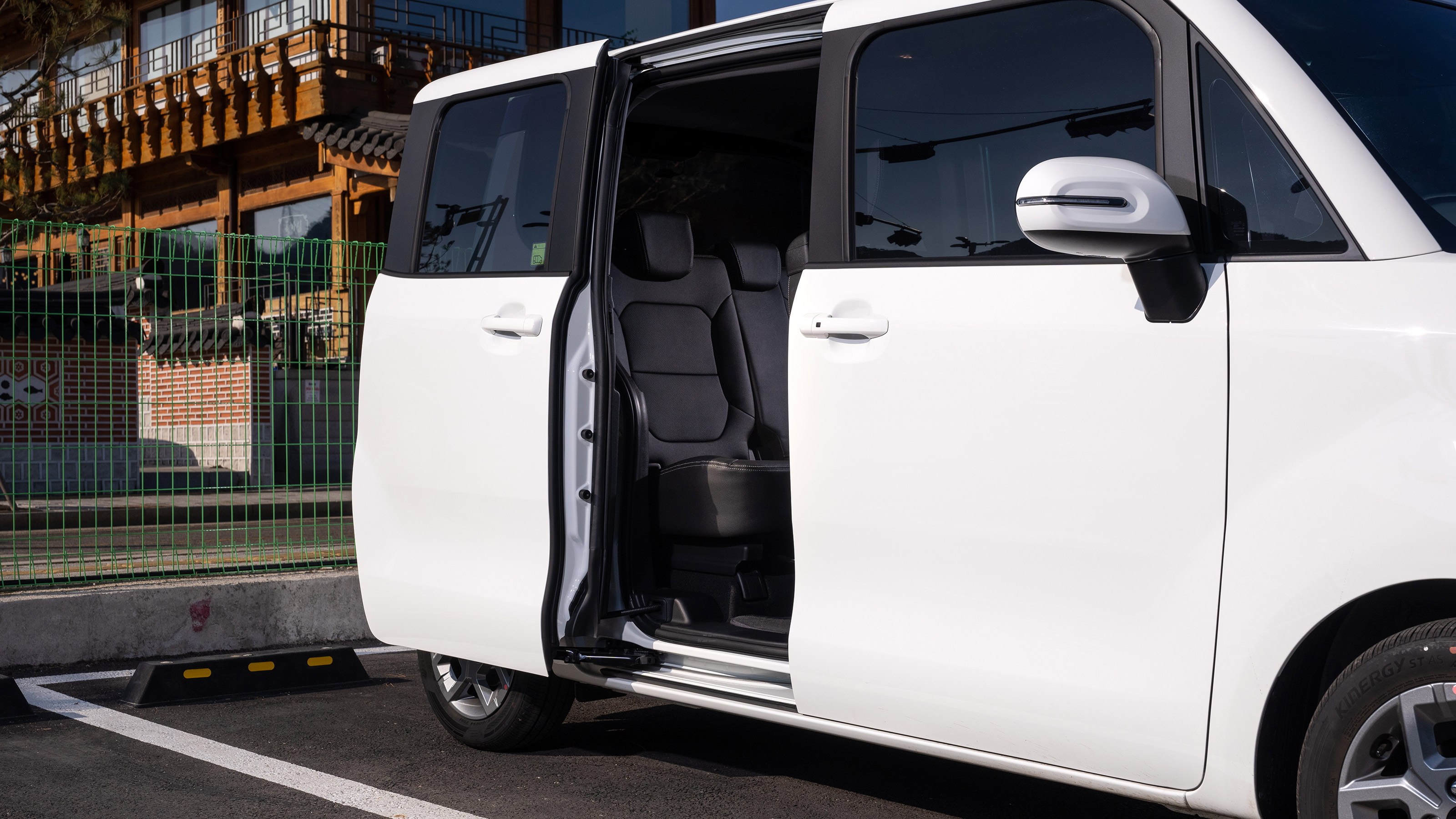 Kia Ray - sliding door