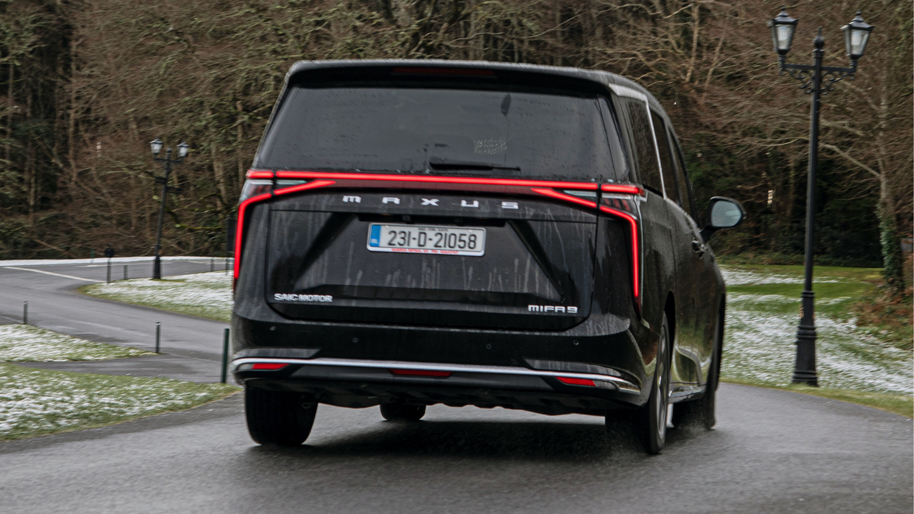 Maxus Mifa 9 - rear cornering