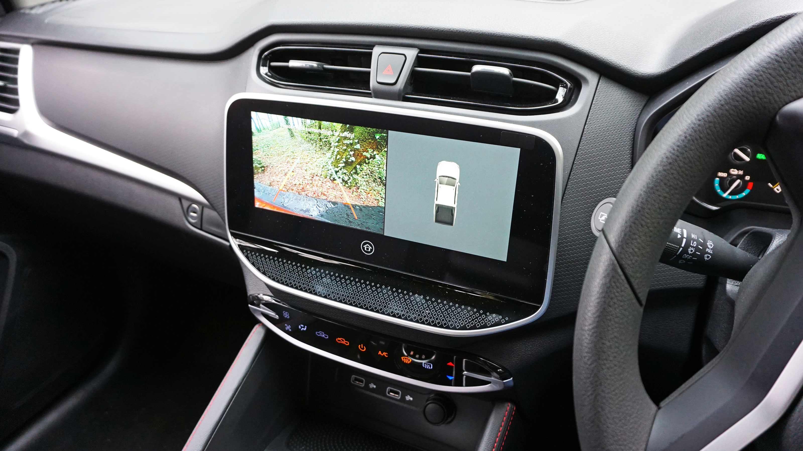 Maxus T90EV - infotainment screen (reversing camera)