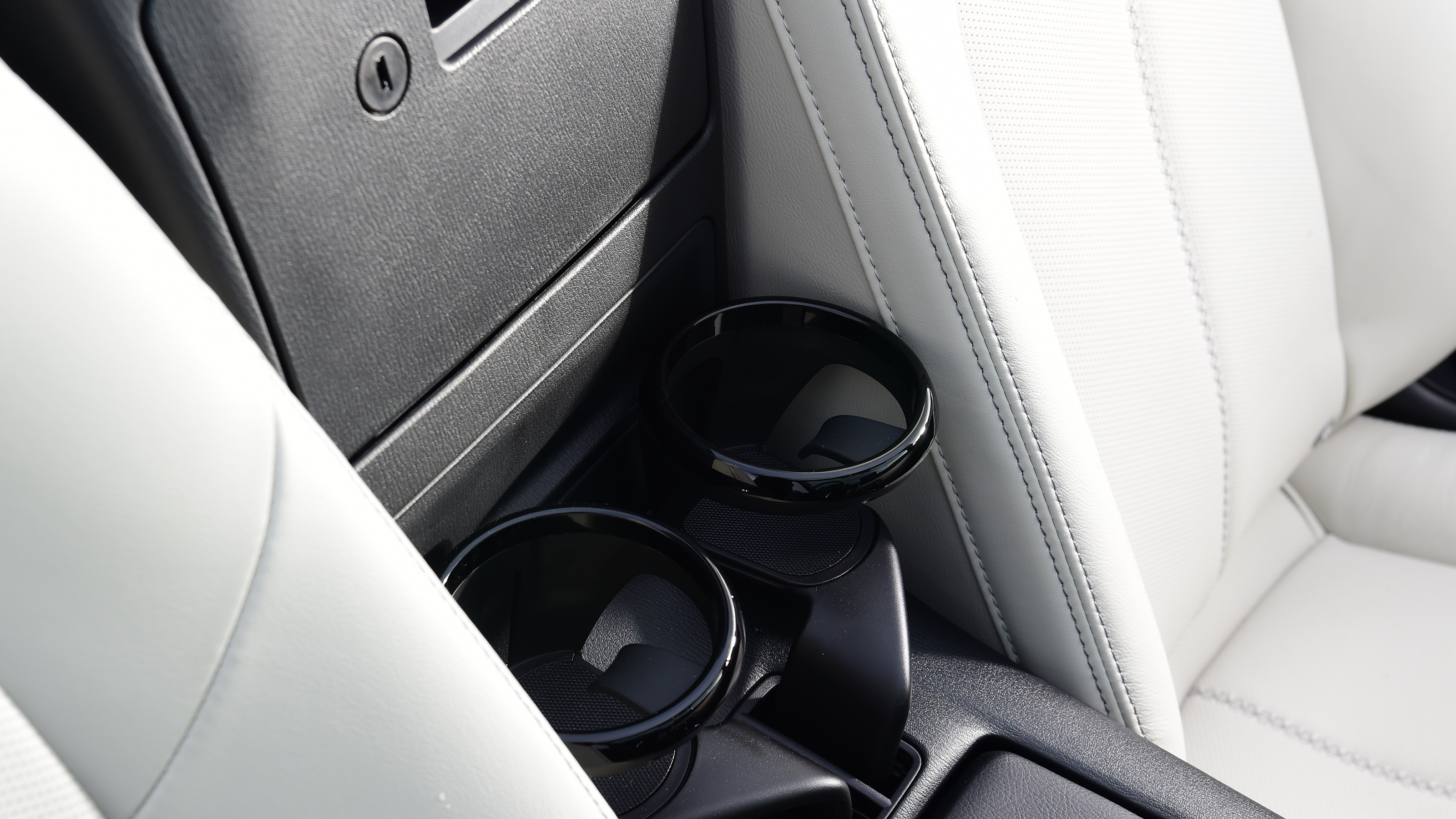 Mazda MX-5 Homura - cupholders