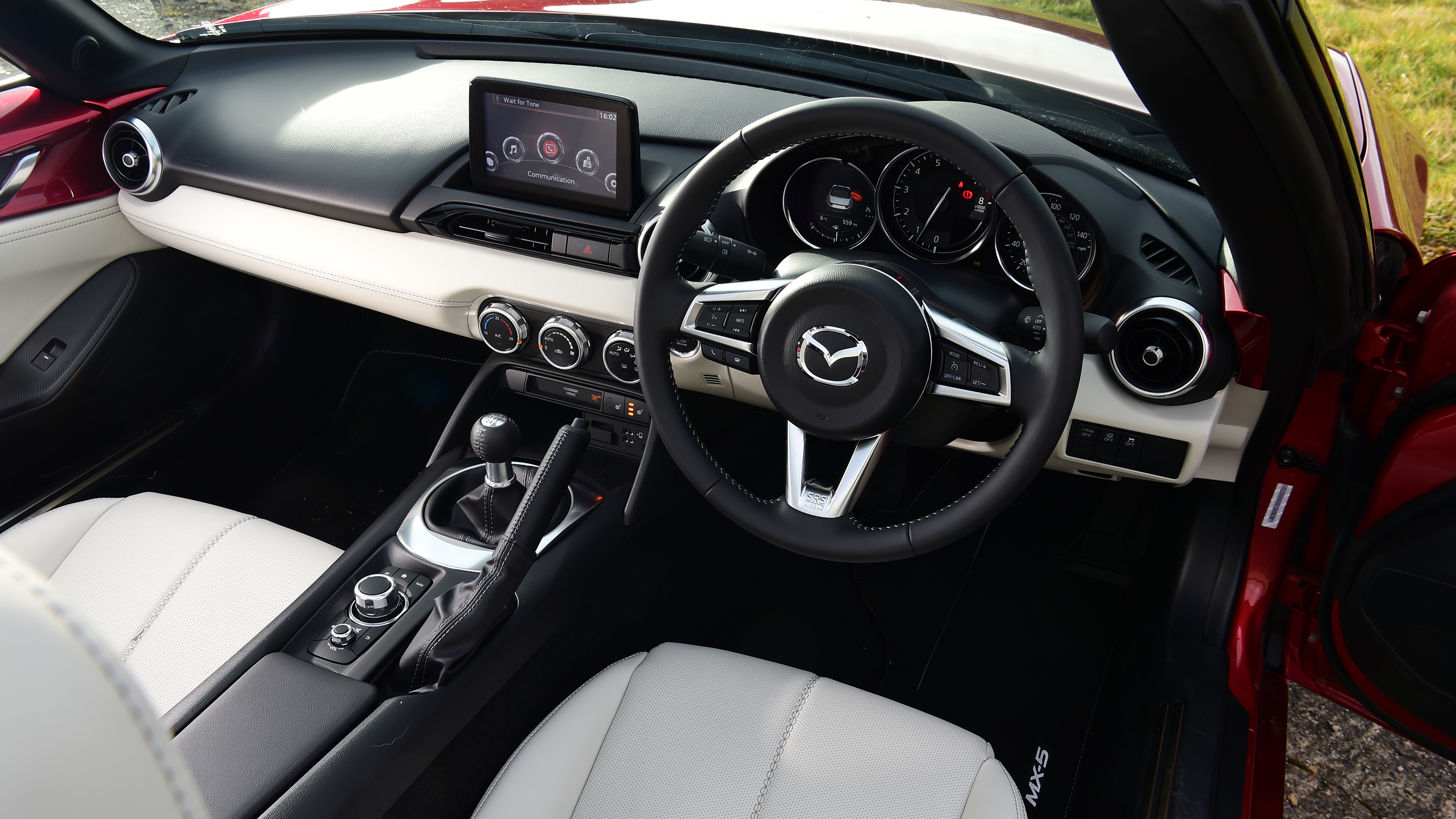 Mazda MX-5 Homura - interior