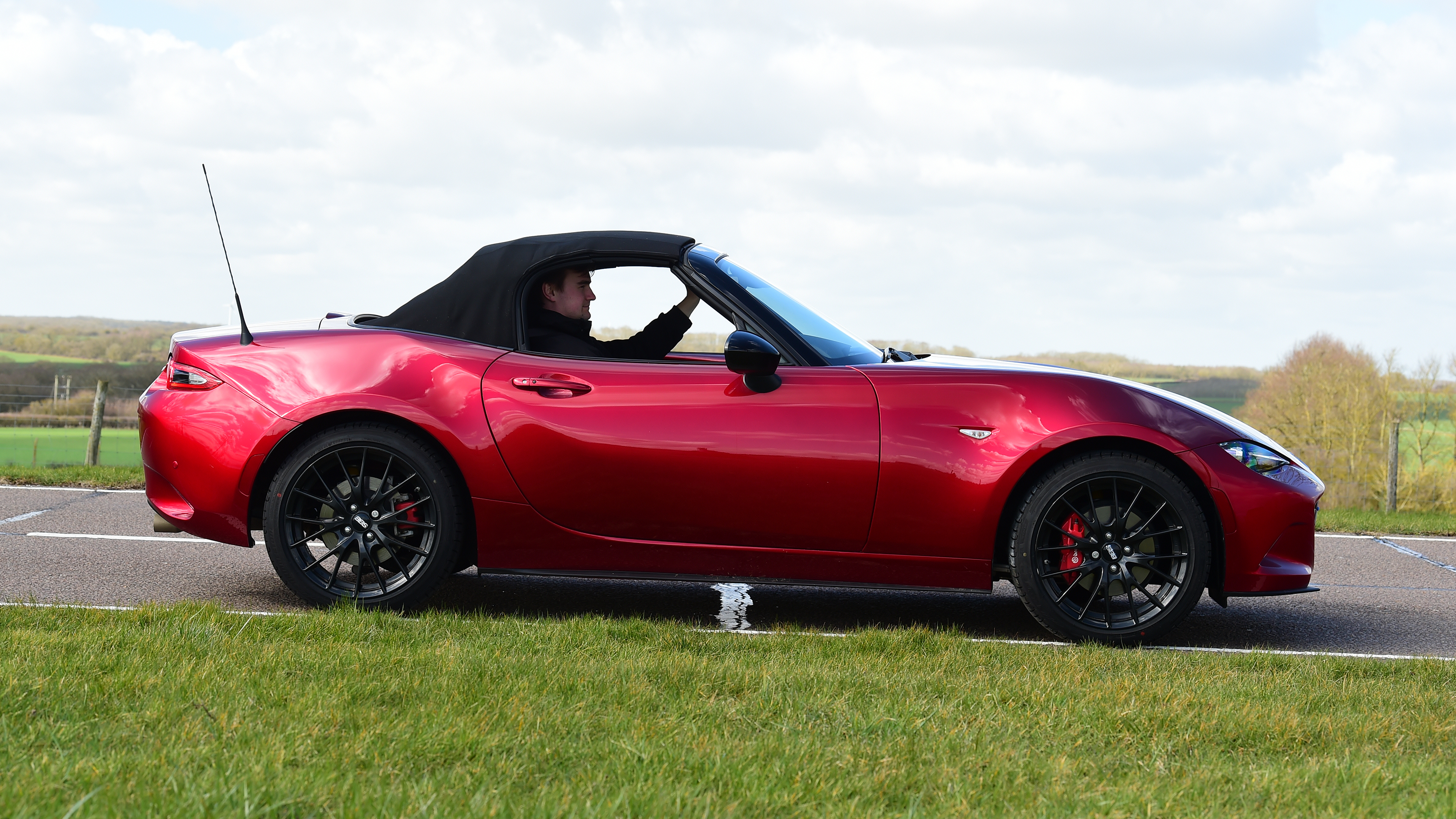 Mazda MX-5 Homura - side (roof up)