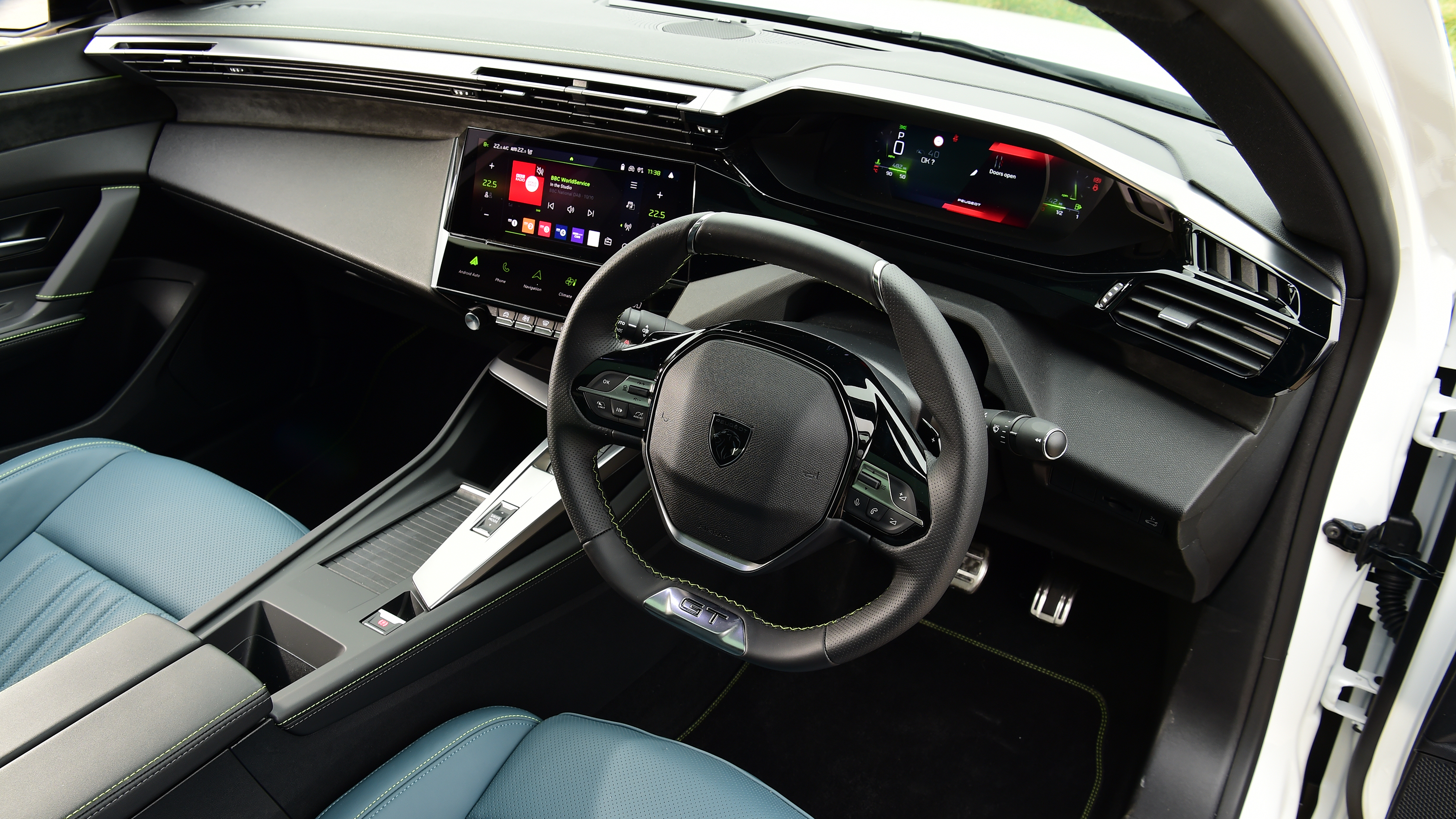 Peugeot 408 - interior (driver's door view)