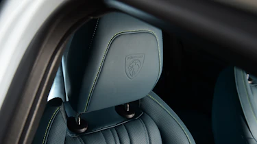Peugeot 408 - driver's headrest