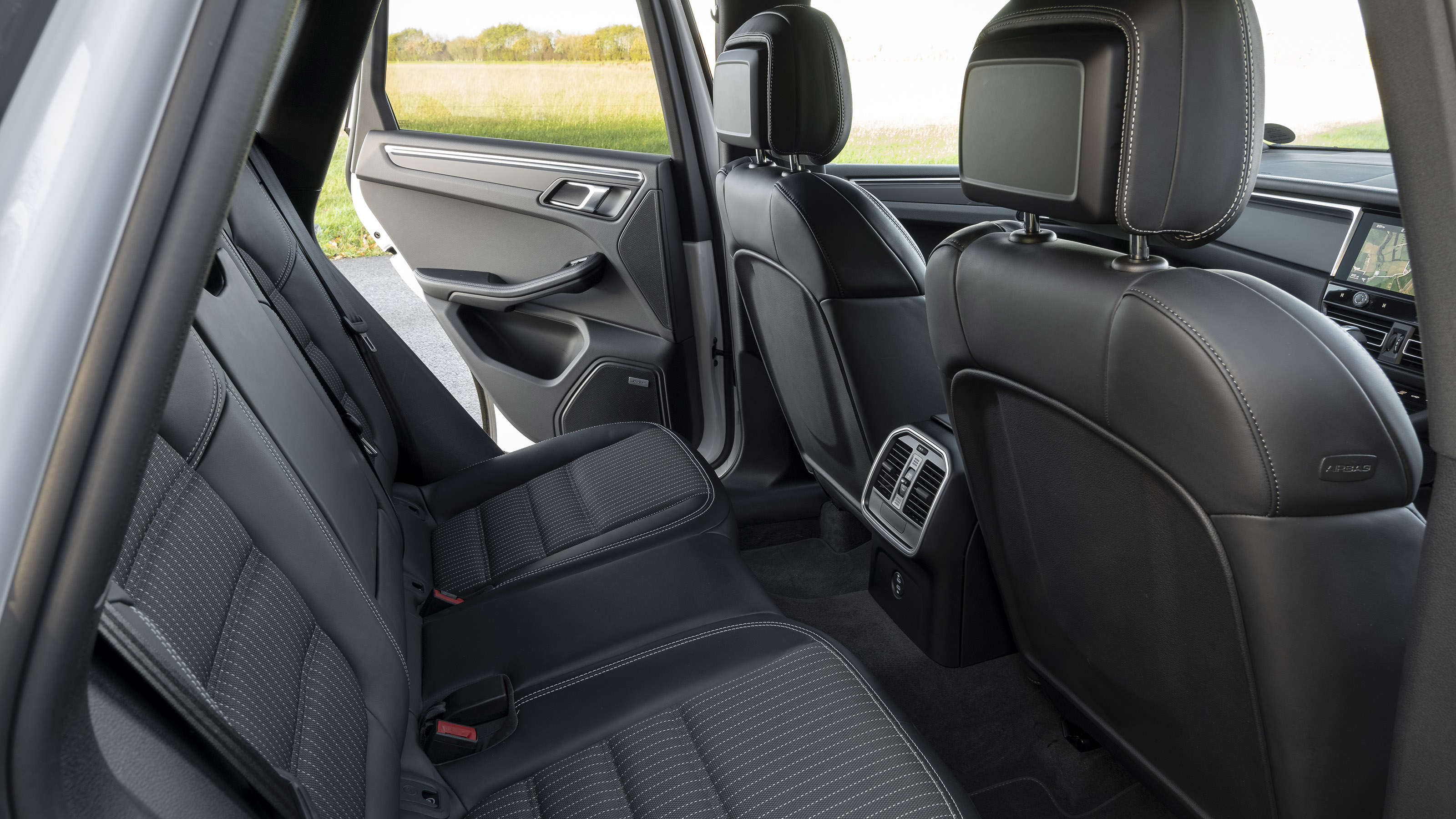 Porsche Macan T - rear seats