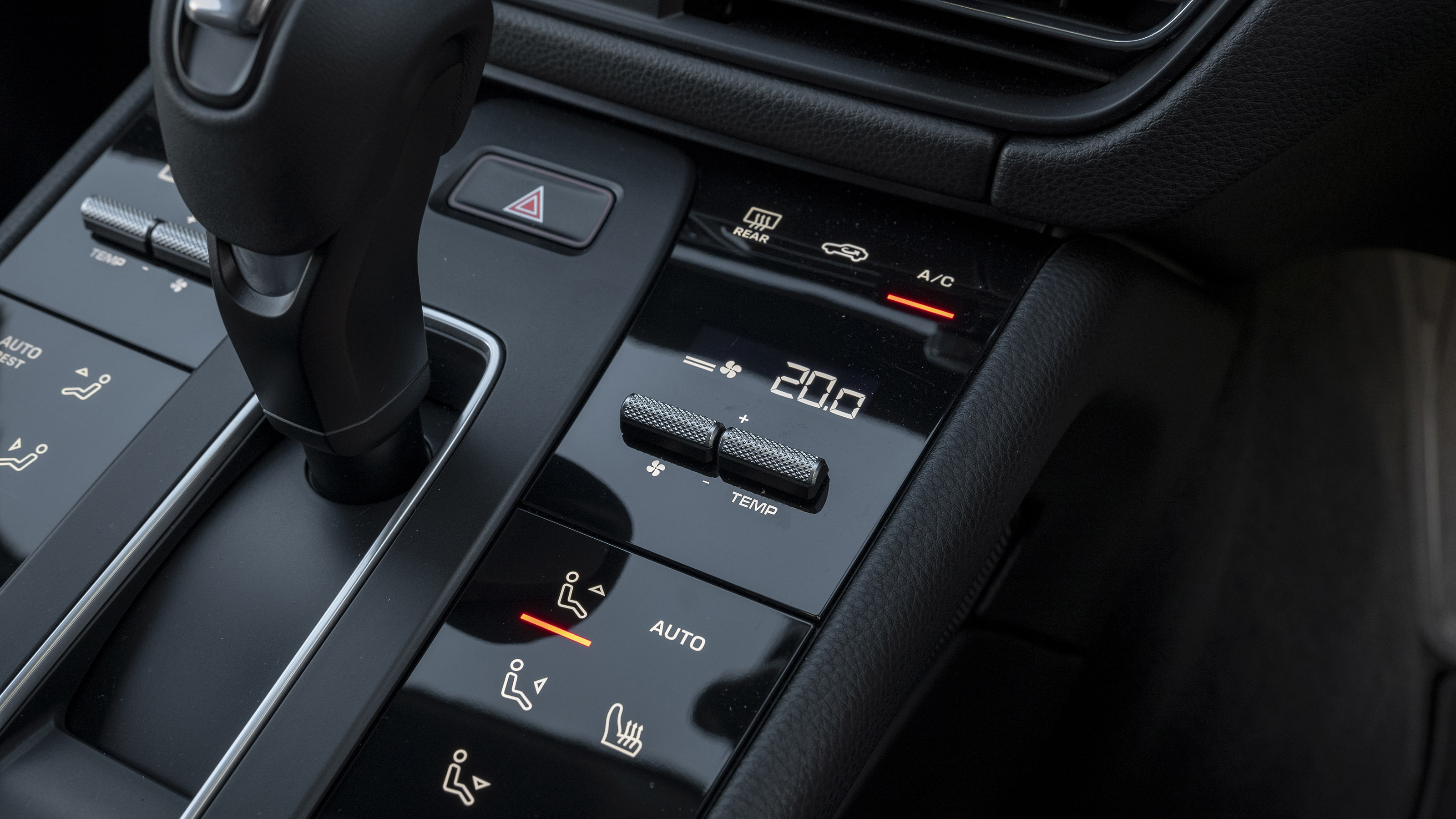 Porsche Macan T - centre console