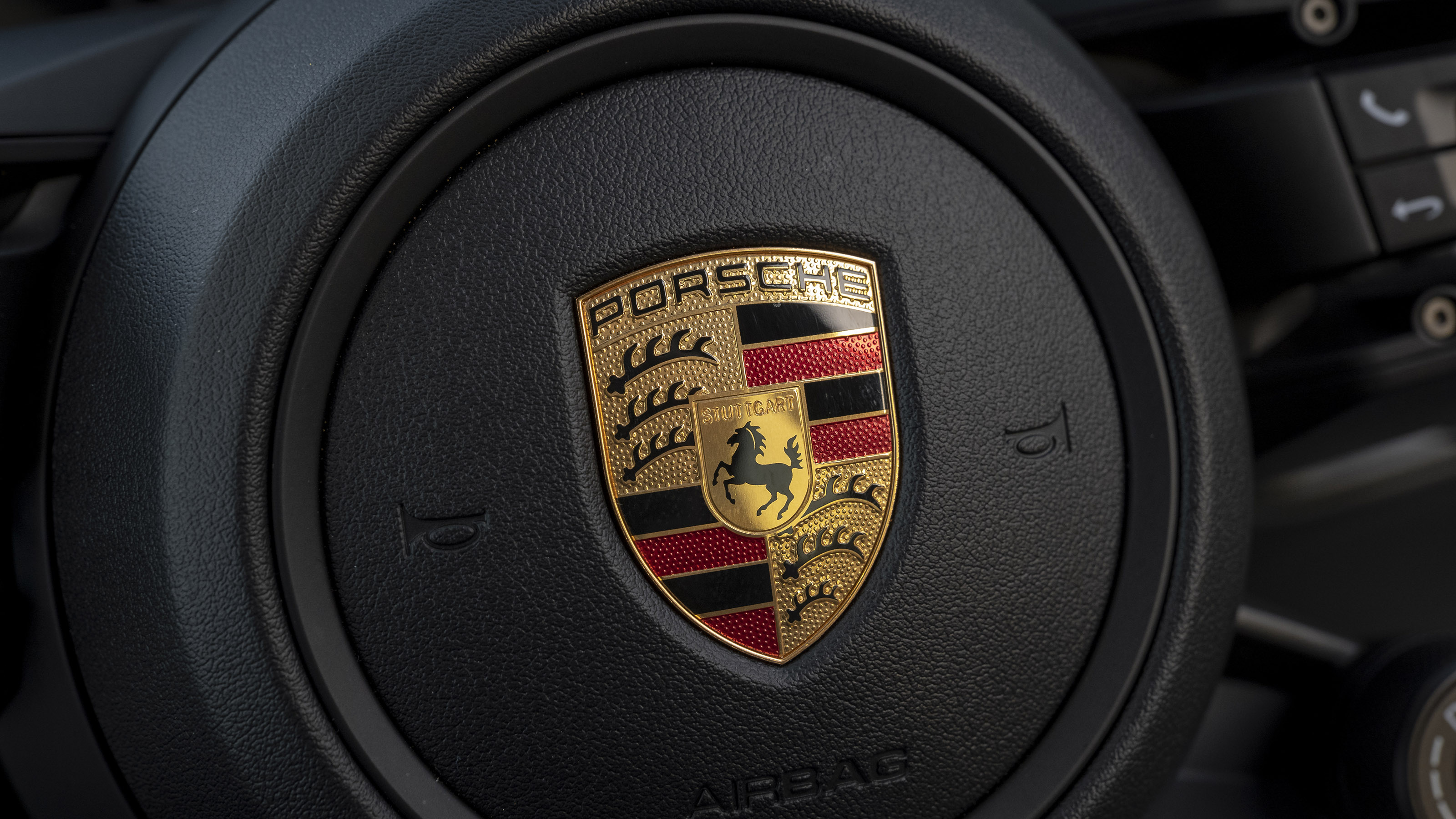 Porsche Macan T - steering wheel emblem