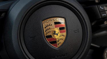 Porsche Macan T - steering wheel emblem