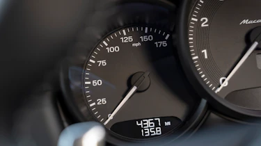 Porsche Macan T - speedometer