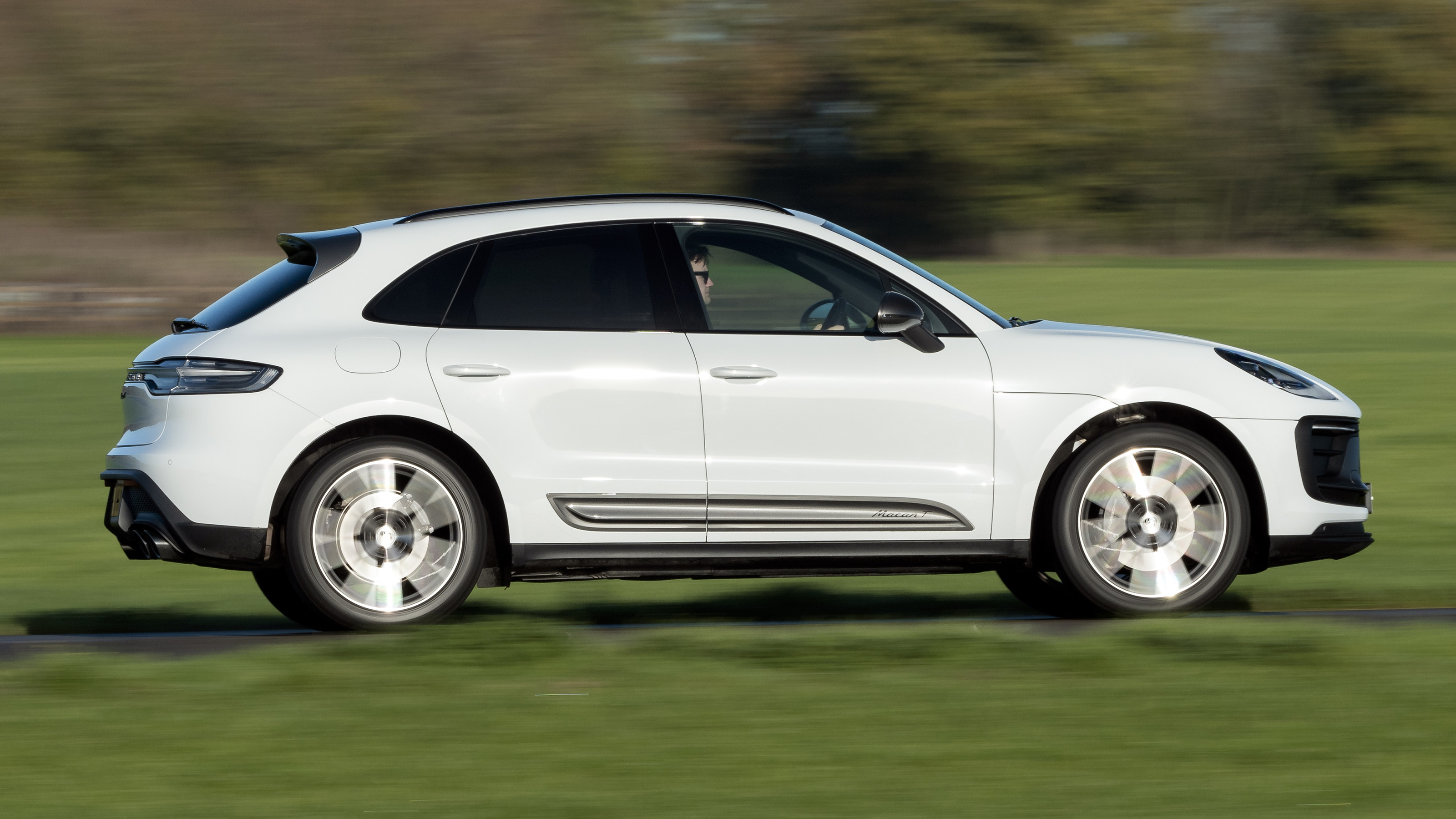 Porsche Macan T - side profile