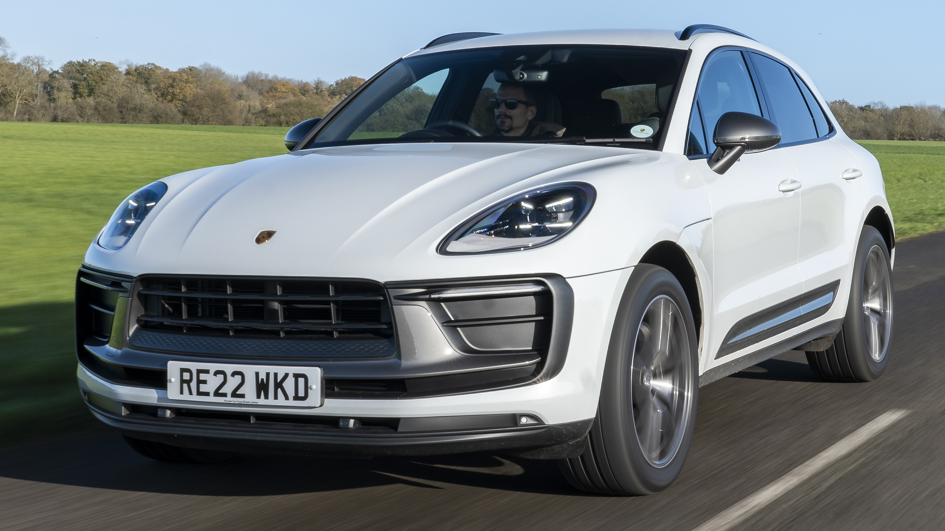 Porsche Macan T - front tracking