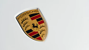 Porsche Macan T - Porsche logo