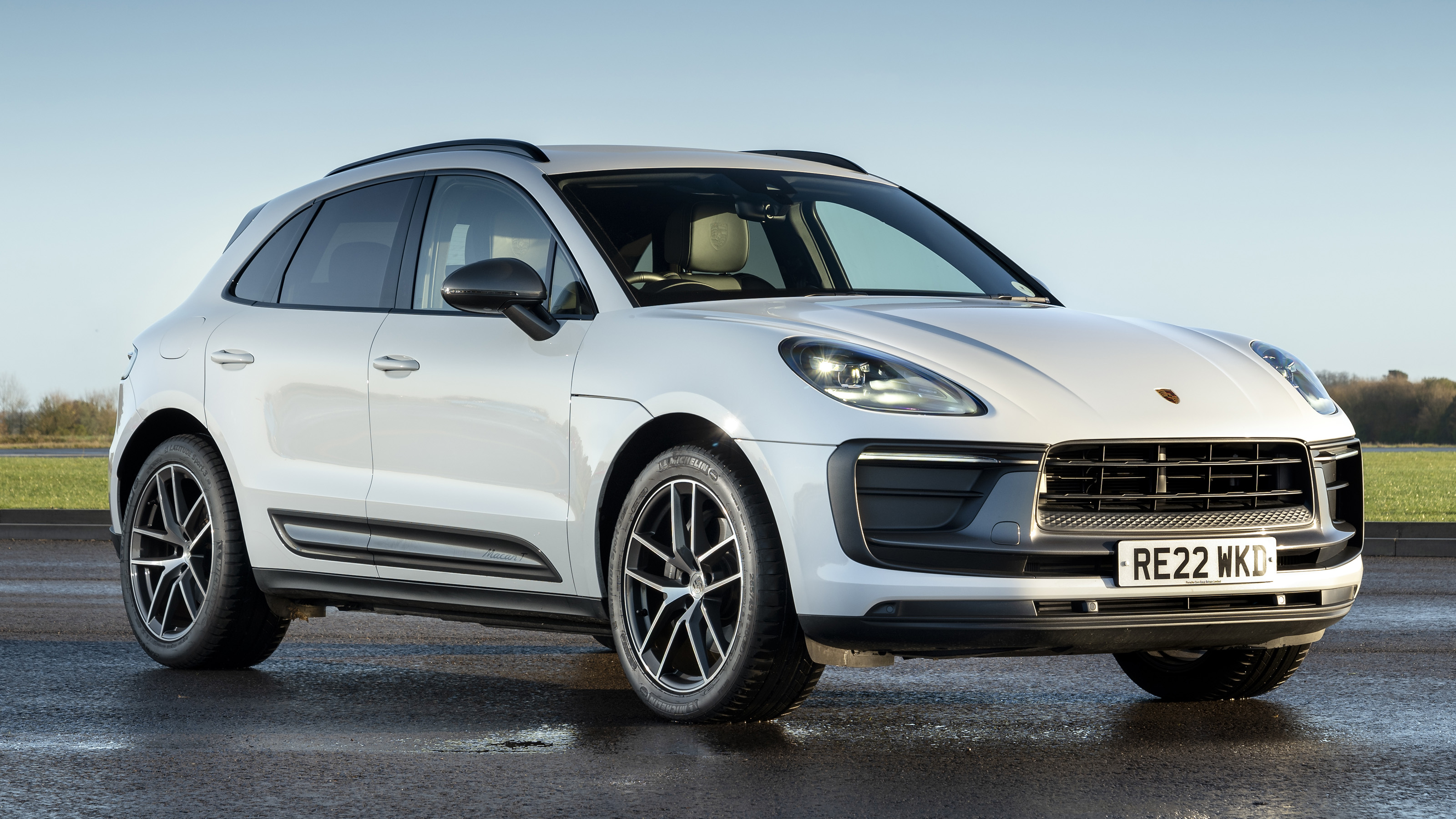 Porsche Macan T - front static