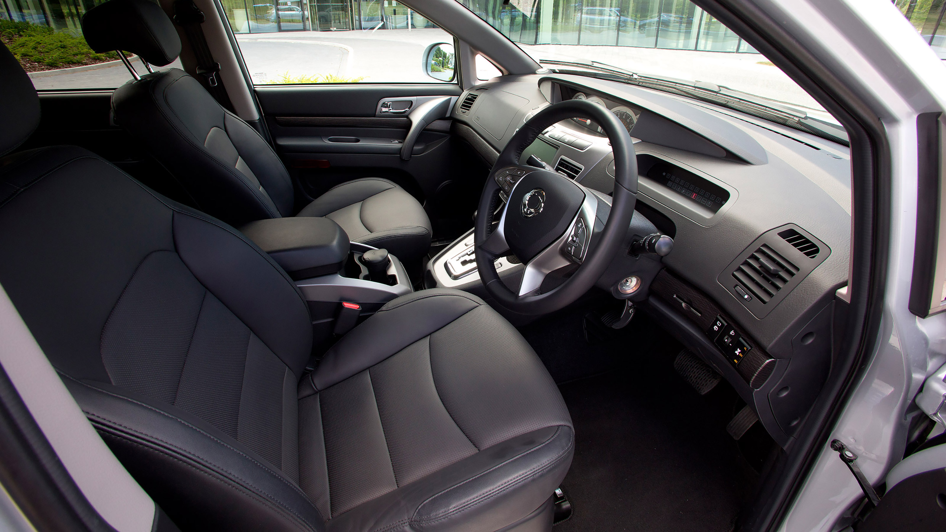 Used SsangYong Turismo - front seats