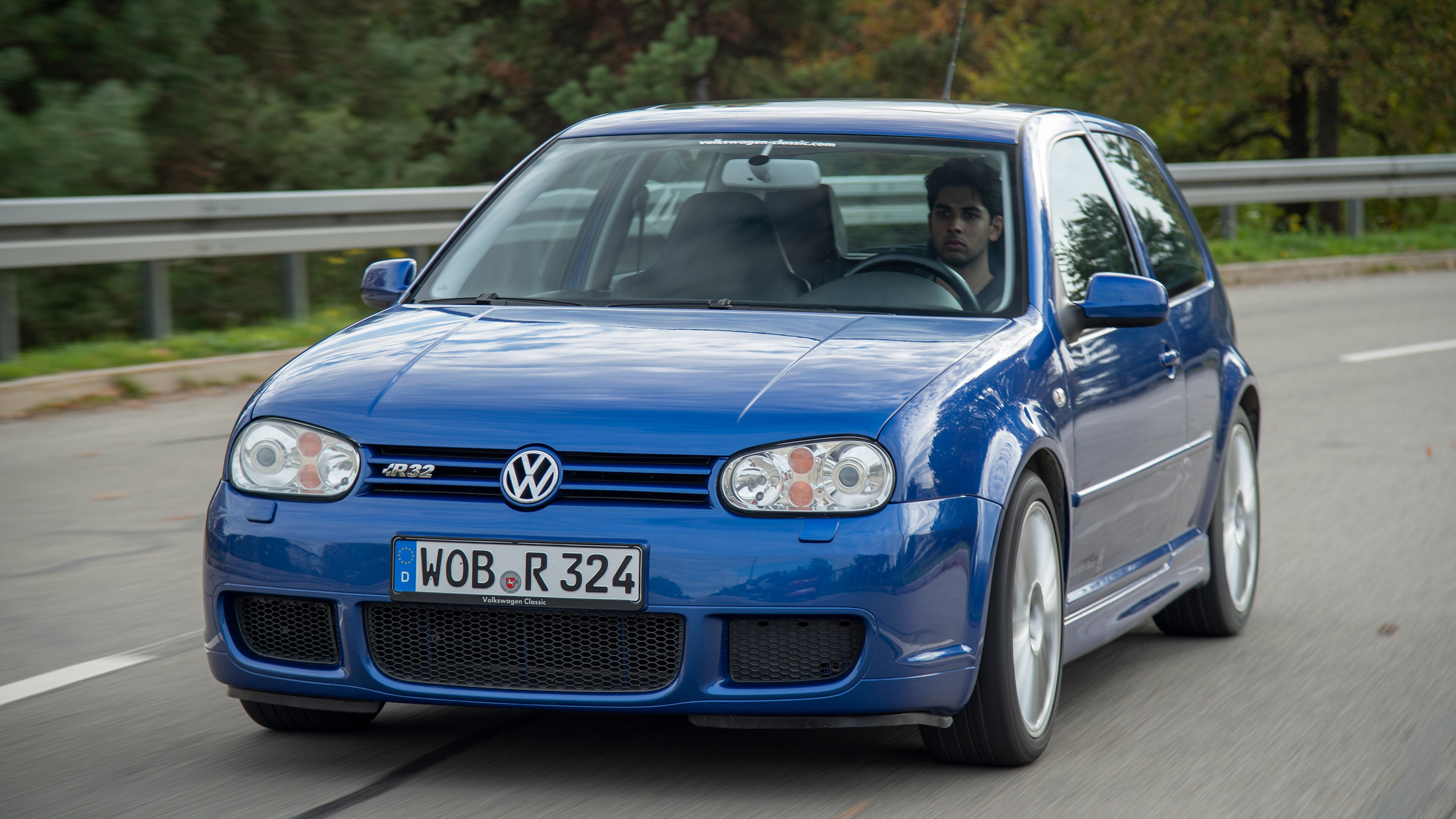 Volkswagen Golf R32 - front