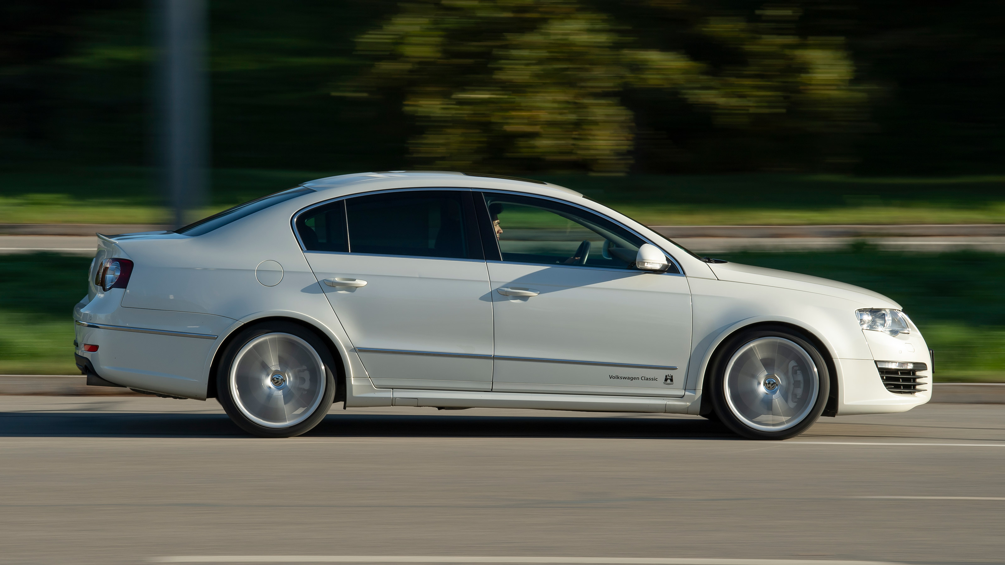 Volkswagen Passat R36 - side