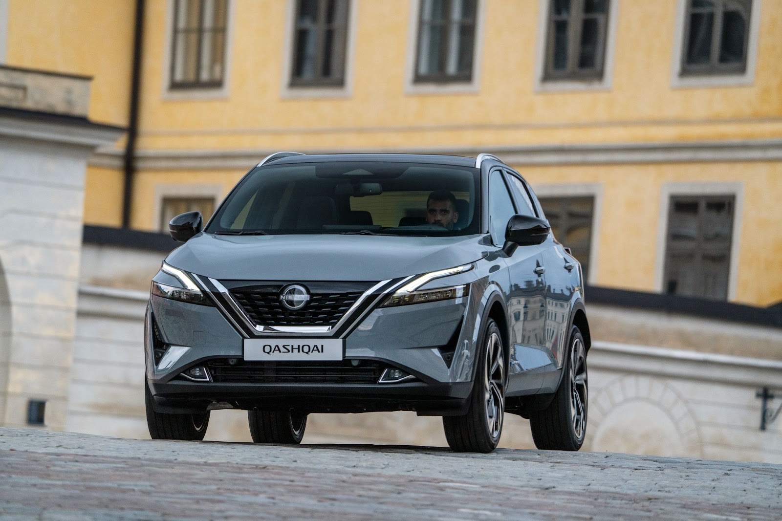 Nissan Qashqai - front 