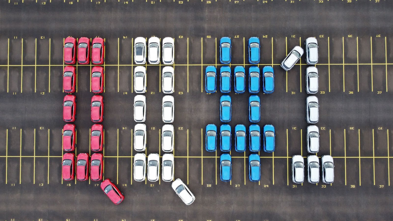 Nissan Qashqai - overhead view of multiple cars