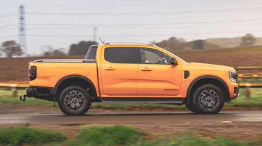Ford Ranger Wildtrak - side tracking