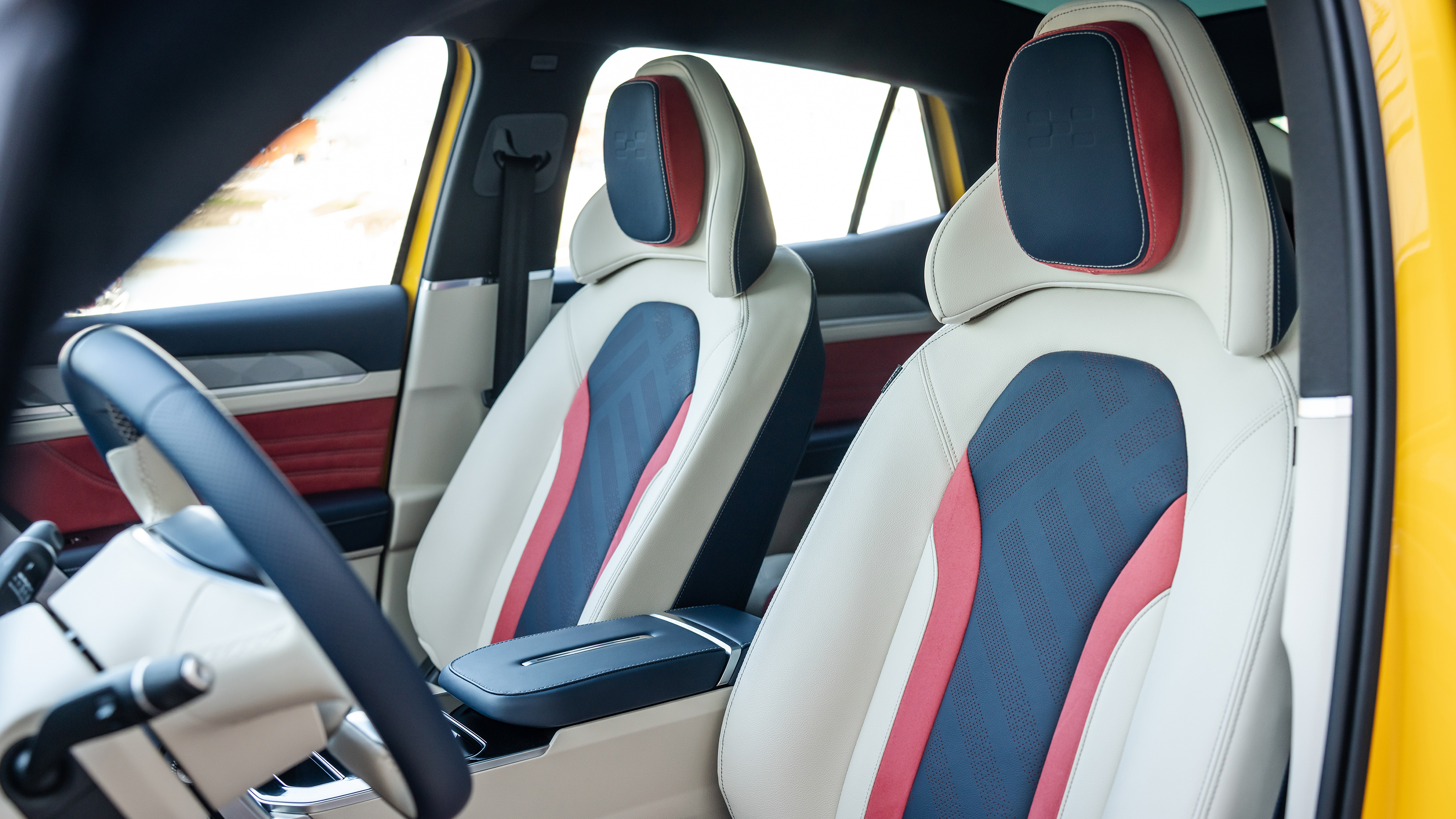 Aiways U6 - front seats
